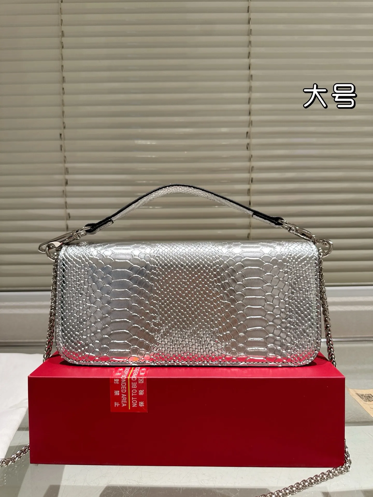 Large P340 Folding Box ⚠️Size 26.11 Valentino Loco Shoulder Bag Overflowing with Sophistication This Look Is Very Versatile No matter how you carry it, you won’t feel any pressure. Which girl can resist such a beautiful bag?