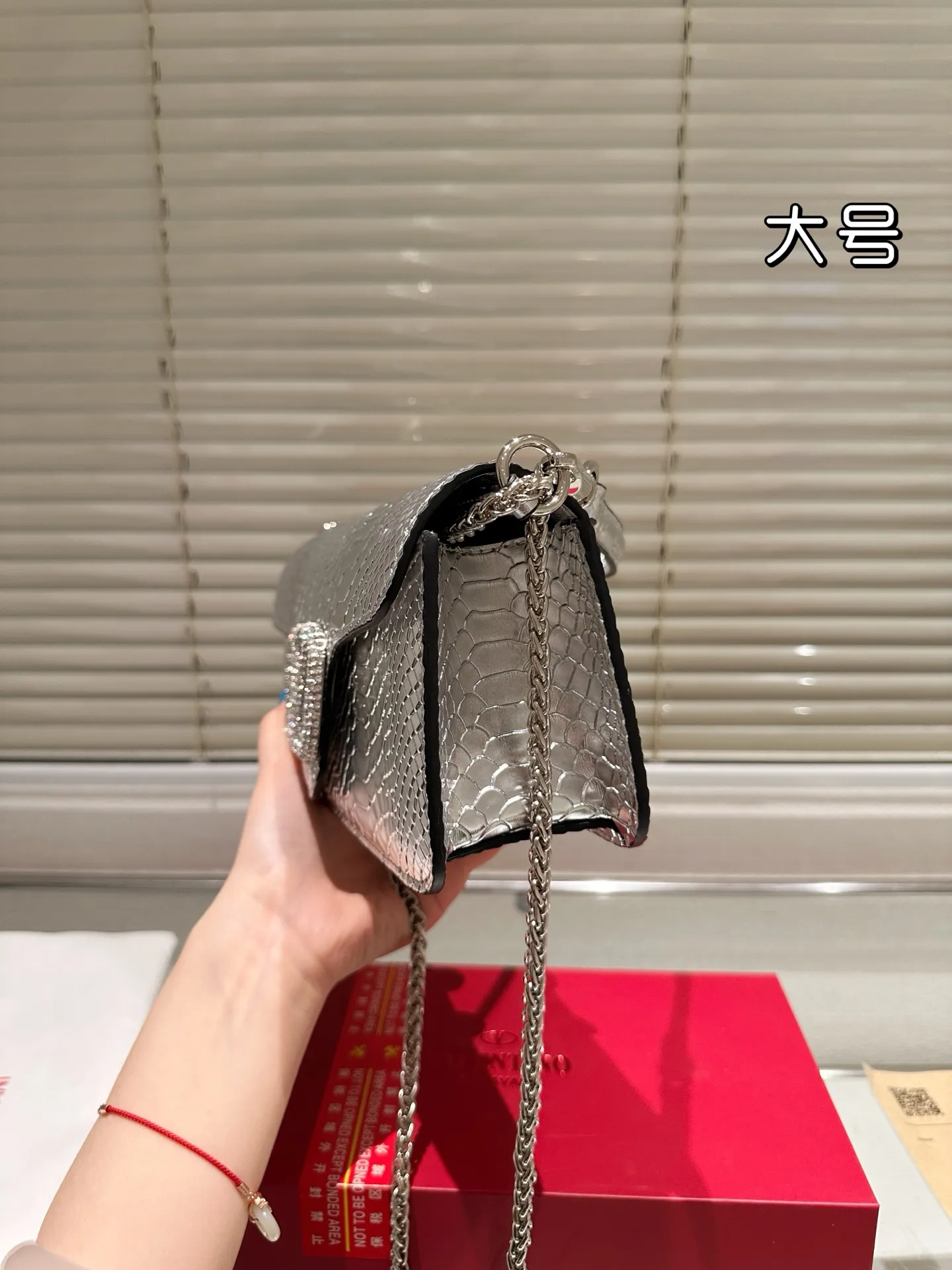 Large P340 Folding Box ⚠️Size 26.11 Valentino Loco Shoulder Bag Overflowing with Sophistication This Look Is Very Versatile No matter how you carry it, you won’t feel any pressure. Which girl can resist such a beautiful bag?