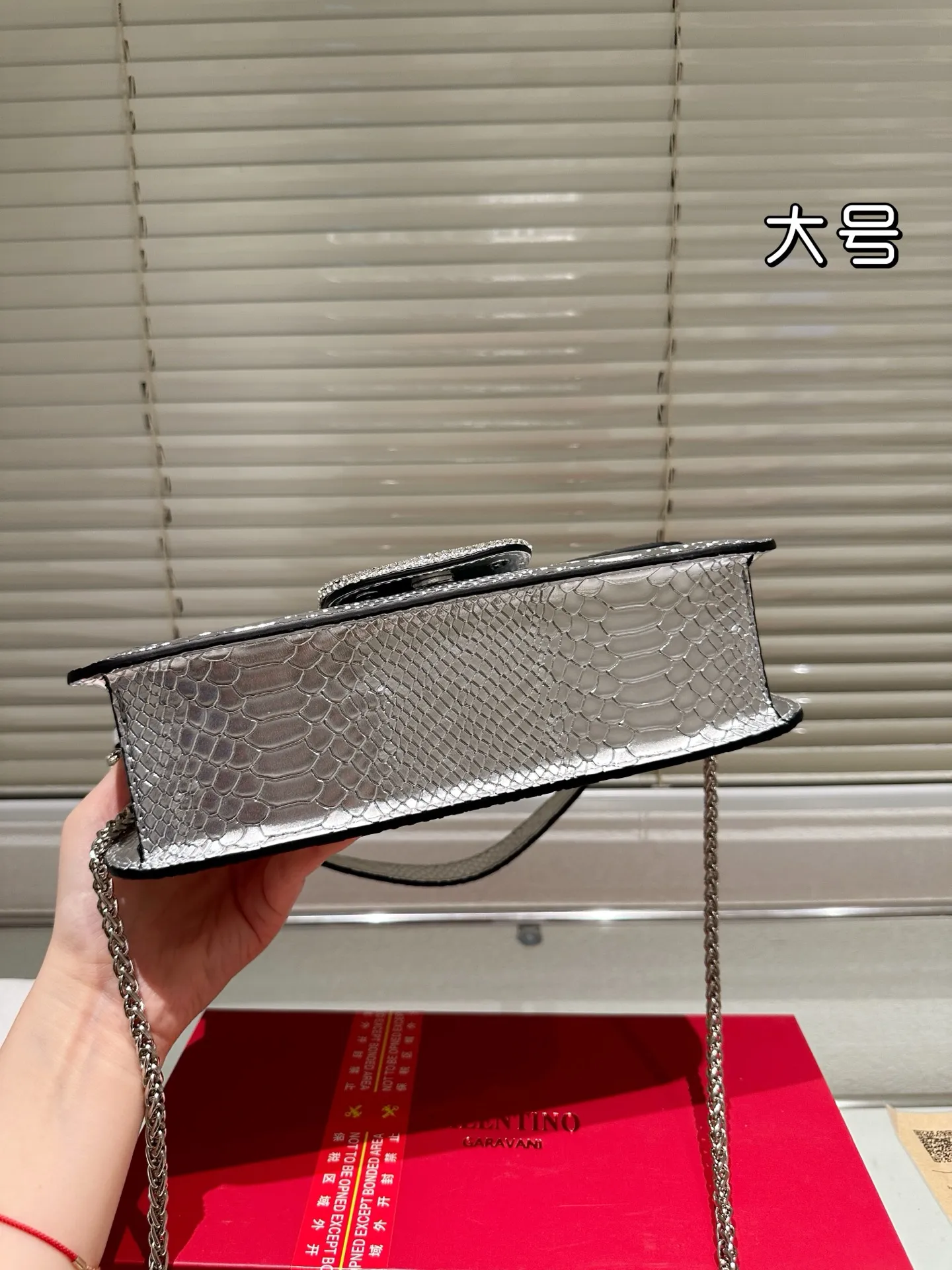 Large P340 Folding Box ⚠️Size 26.11 Valentino Loco Shoulder Bag Overflowing with Sophistication This Look Is Very Versatile No matter how you carry it, you won’t feel any pressure. Which girl can resist such a beautiful bag?