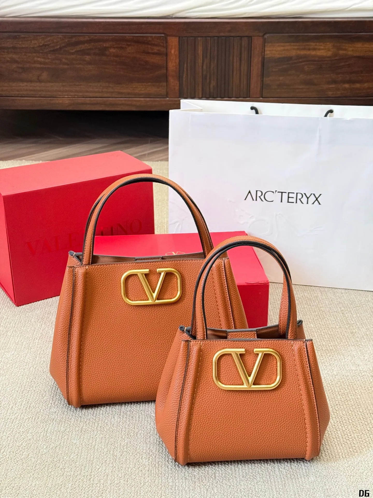 Cowhide version p330 p320 Valentino VALENTINO Women's Valentino show model Black Tie Valentino Letter Bag Tote bag from Valentino. The new season has just arrived. Size: Large size 25 20cm Small size 20 16cm (two shoulder straps)