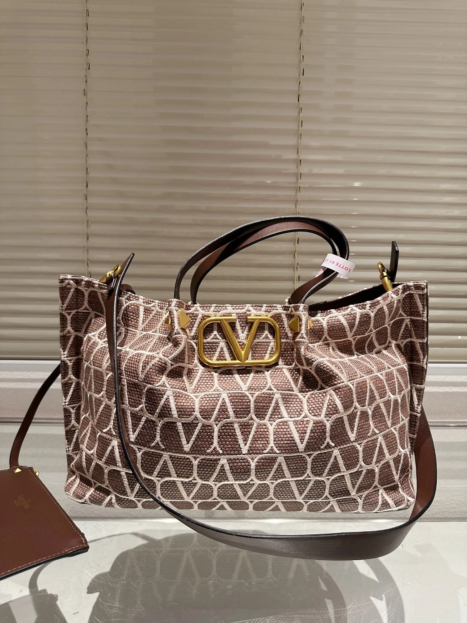 P520 250 Valentino Valentino is a popular model in the counter. Playful and super personality, whoever wears it will look better. Can’t hide the foreign style. Exquisite routing. Color matching is very distinctive. Very versatile and can be matched with daily life. Casual and playful with a little bit of a celebrity style. It will definitely become a super hot style in the new year, spring and summer. 38.25 26.19cm
