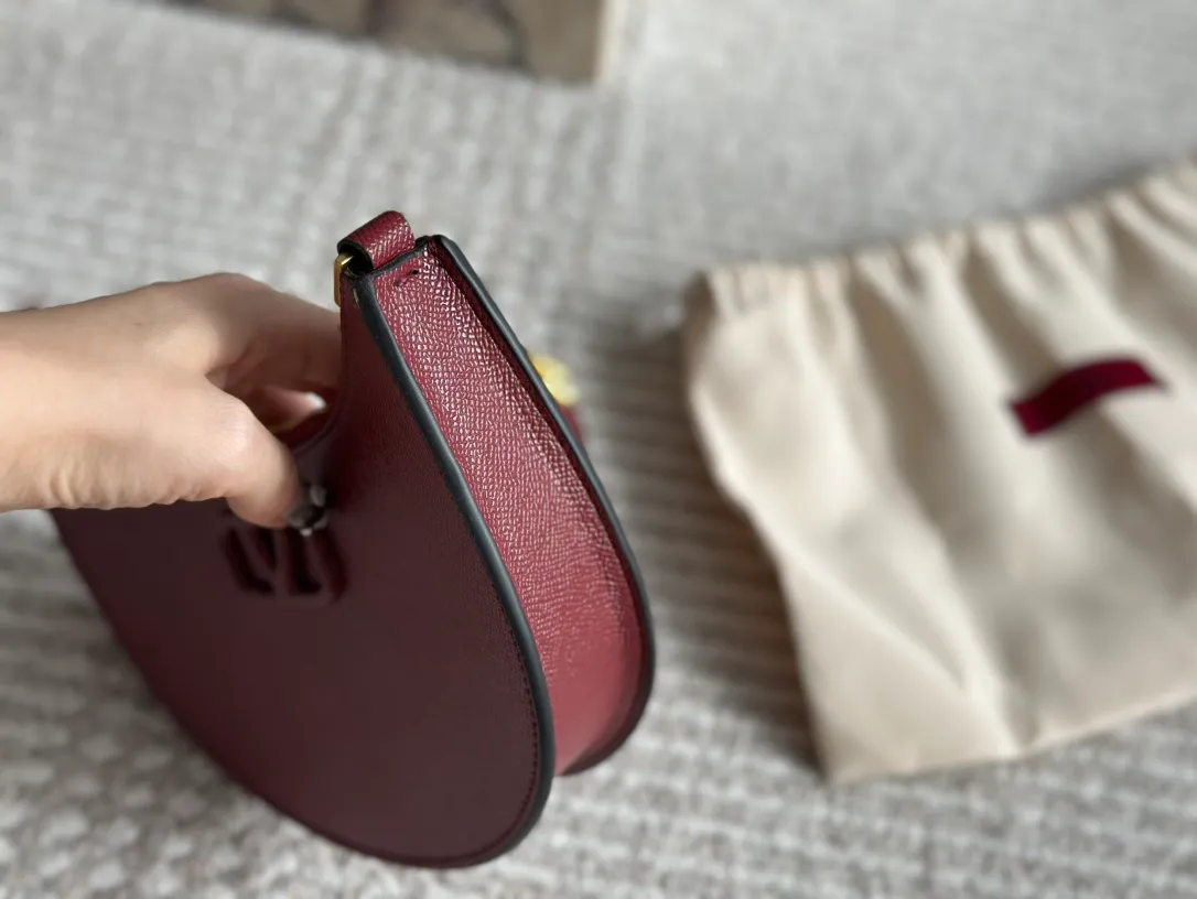 P350 Folding gift box Valentino Valentino Loco A must-have for beautiful fairies. It’s also so pretty. Hand-held shoulder bag Unlocks fashion charm. Can be salty or sweet. The most beautiful girl on the street. Size 20 13cm