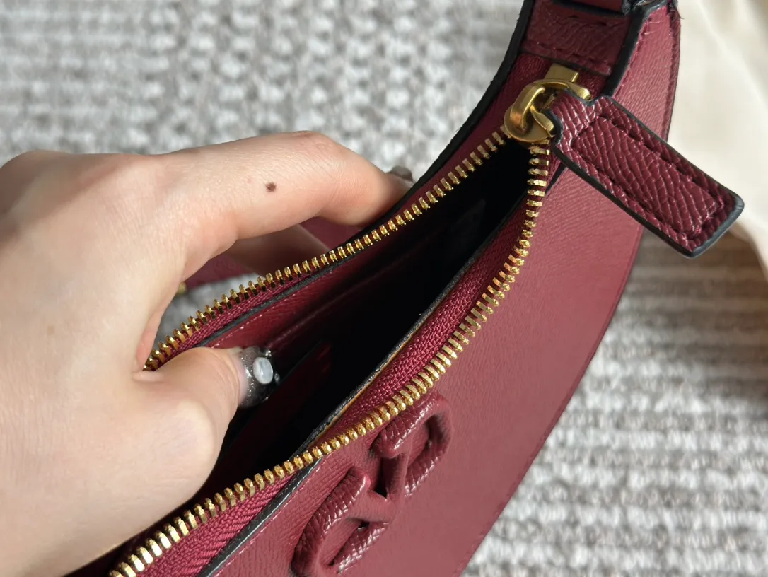 P350 Folding gift box Valentino Valentino Loco A must-have for beautiful fairies. It’s also so pretty. Hand-held shoulder bag Unlocks fashion charm. Can be salty or sweet. The most beautiful girl on the street. Size 20 13cm