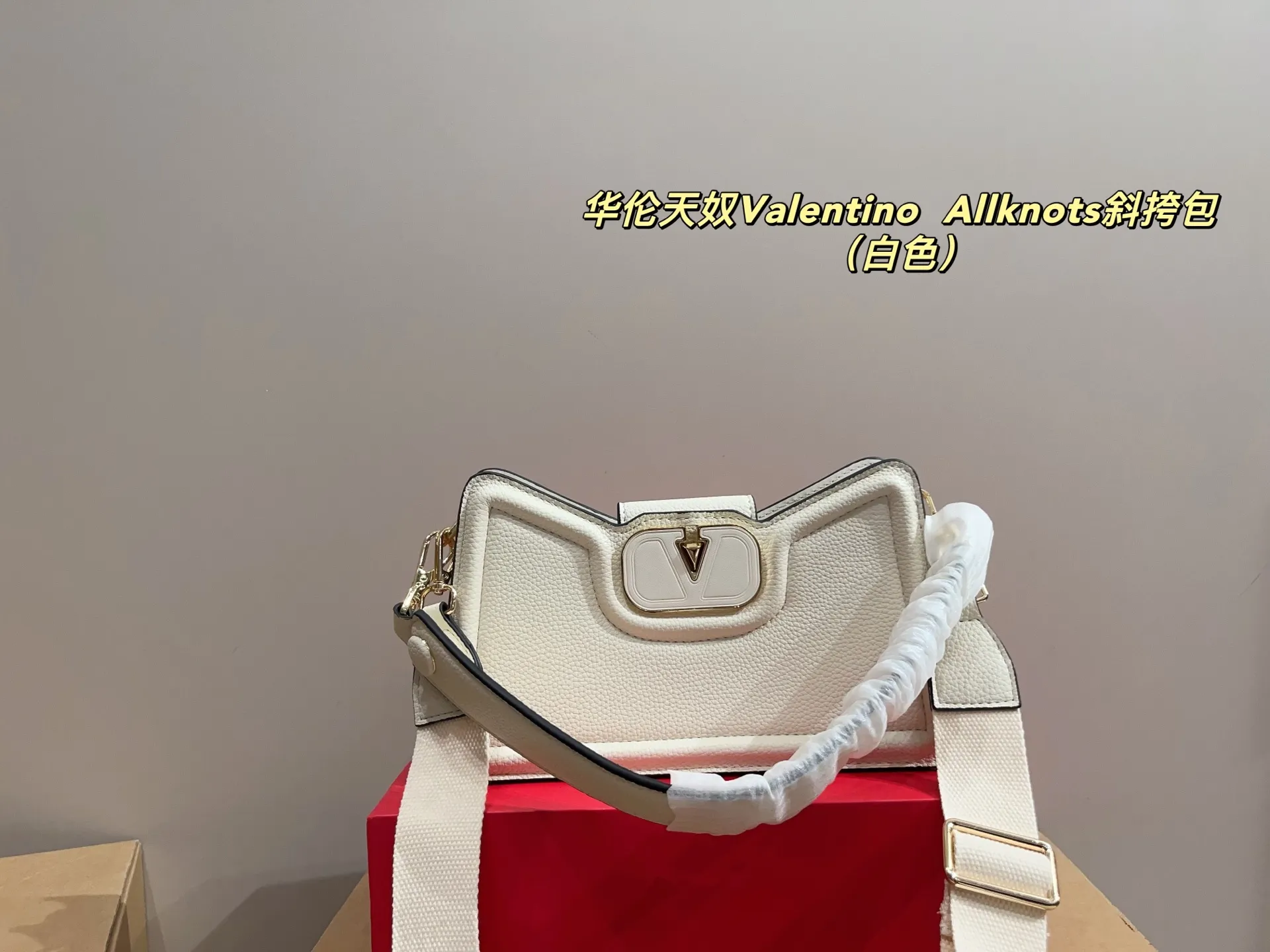 p300 with folding box ⚠️Size 26.11 Valentino Allknots crossbody bag Exquisite and beautiful High-end elegance Very easy to control, no matter the clothes or seasons Can be used all year round