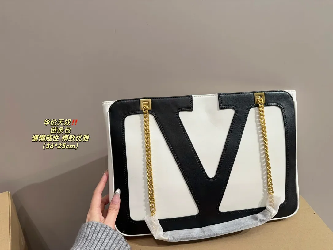 P370⚠️Size 36.25 Valentino chain bag. The texture is very high-end. The capacity is super large and very durable. You can wear it every day when you go out on the street. It has a 100% chance of returning. It has this casual and lazy feeling.