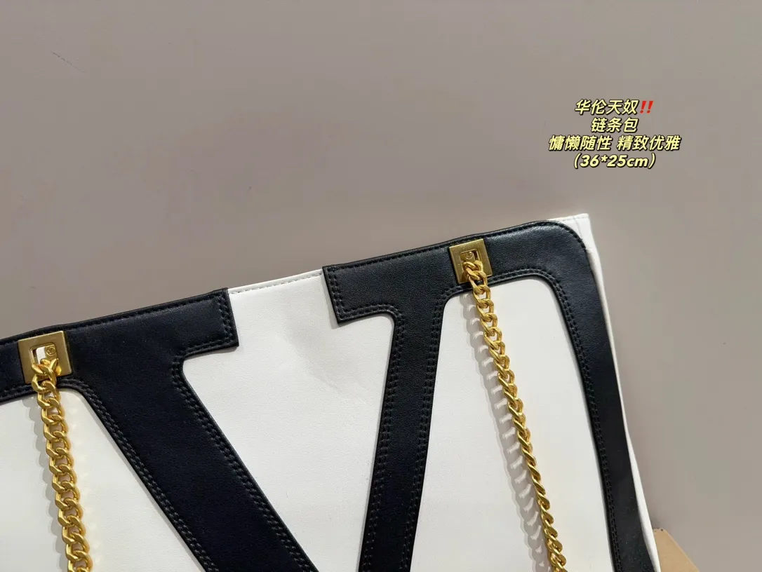 P370⚠️Size 36.25 Valentino chain bag. The texture is very high-end. The capacity is super large and very durable. You can wear it every day when you go out on the street. It has a 100% chance of returning. It has this casual and lazy feeling.