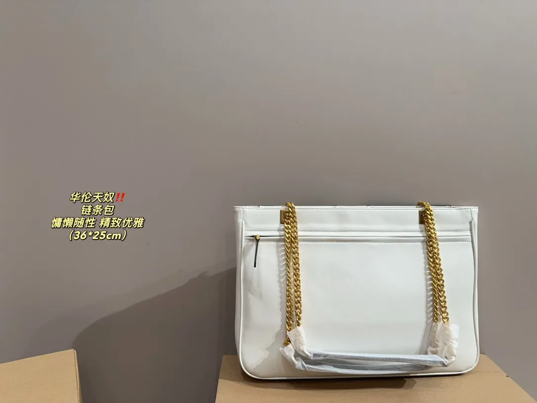 P370⚠️Size 36.25 Valentino chain bag. The texture is very high-end. The capacity is super large and very durable. You can wear it every day when you go out on the street. It has a 100% chance of returning. It has this casual and lazy feeling.
