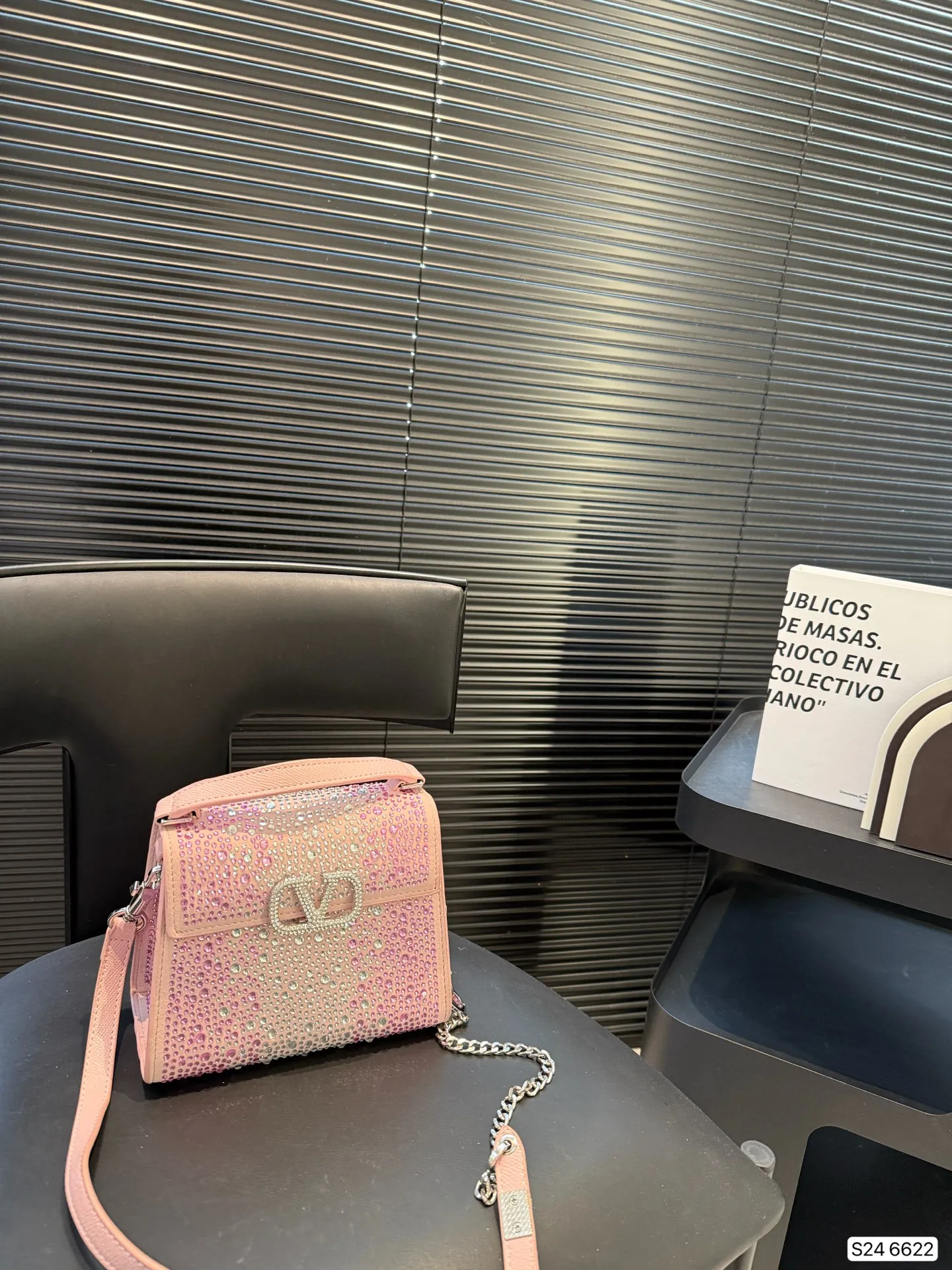 P340 valentino vsling full diamond tote bag, a handbag from Valentino. If you connect the shoulder strap, it can be used as a shoulder bag or crossbody bag. The V mark on the front of the bag is the unique Valentino logo. It feels high-end and fashionable. good #Valentino Size: 19 14 Item No. 6622