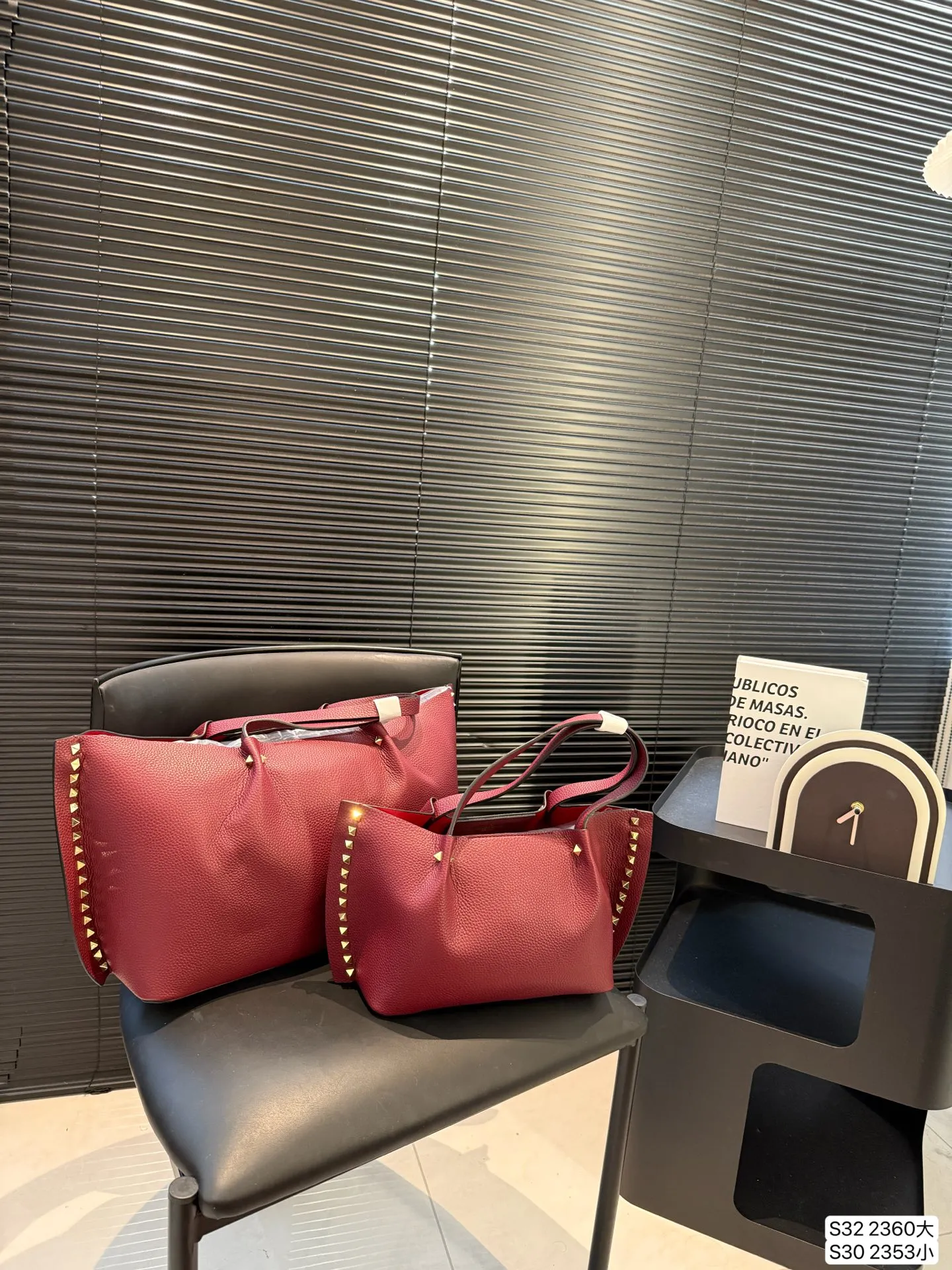 Large size P420 Small size P400 Valentino tote bag has a retro feel, high-end yet elegant, super atmospheric, suitable for commuting, casual, and dating. Size: Large 37 23 Small 24 18 Item No. Large 2360 Small 2353