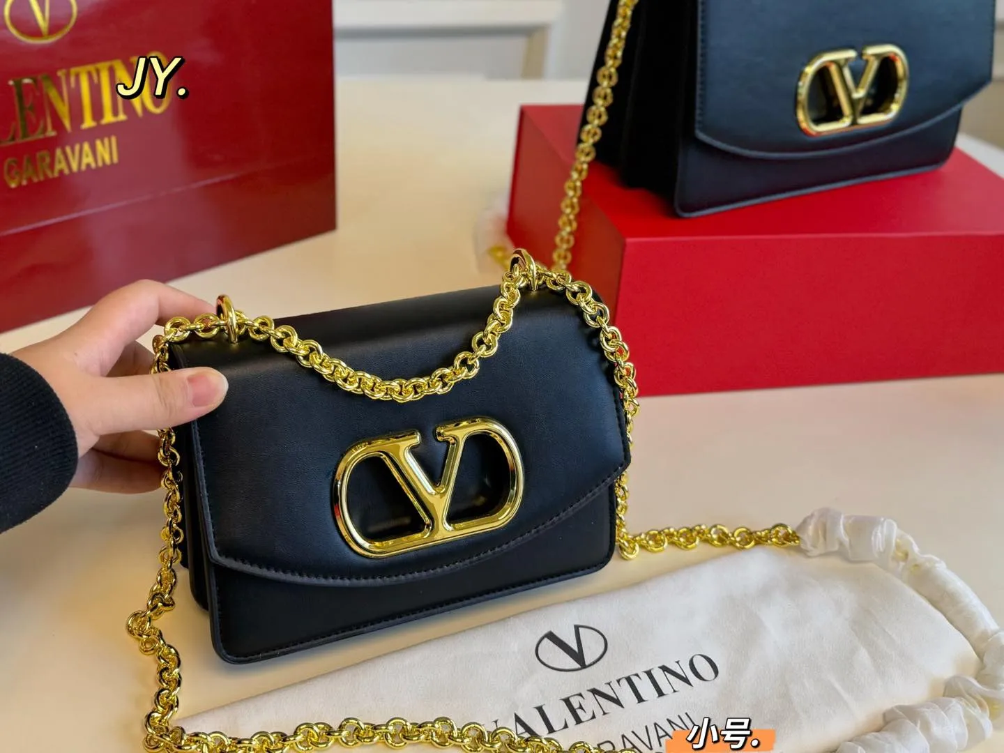 P300 large size P290 small size (folding box) size: 24×16 large size 20×13 small size Valentino Valentino 25ss VAIN chain accordion bag, retro hollow logo, modern style, eye-catching and textured, with a sense of high-end. This appearance is very versatile~ The flower of wealth in the world, beautiful and generous‼ ️