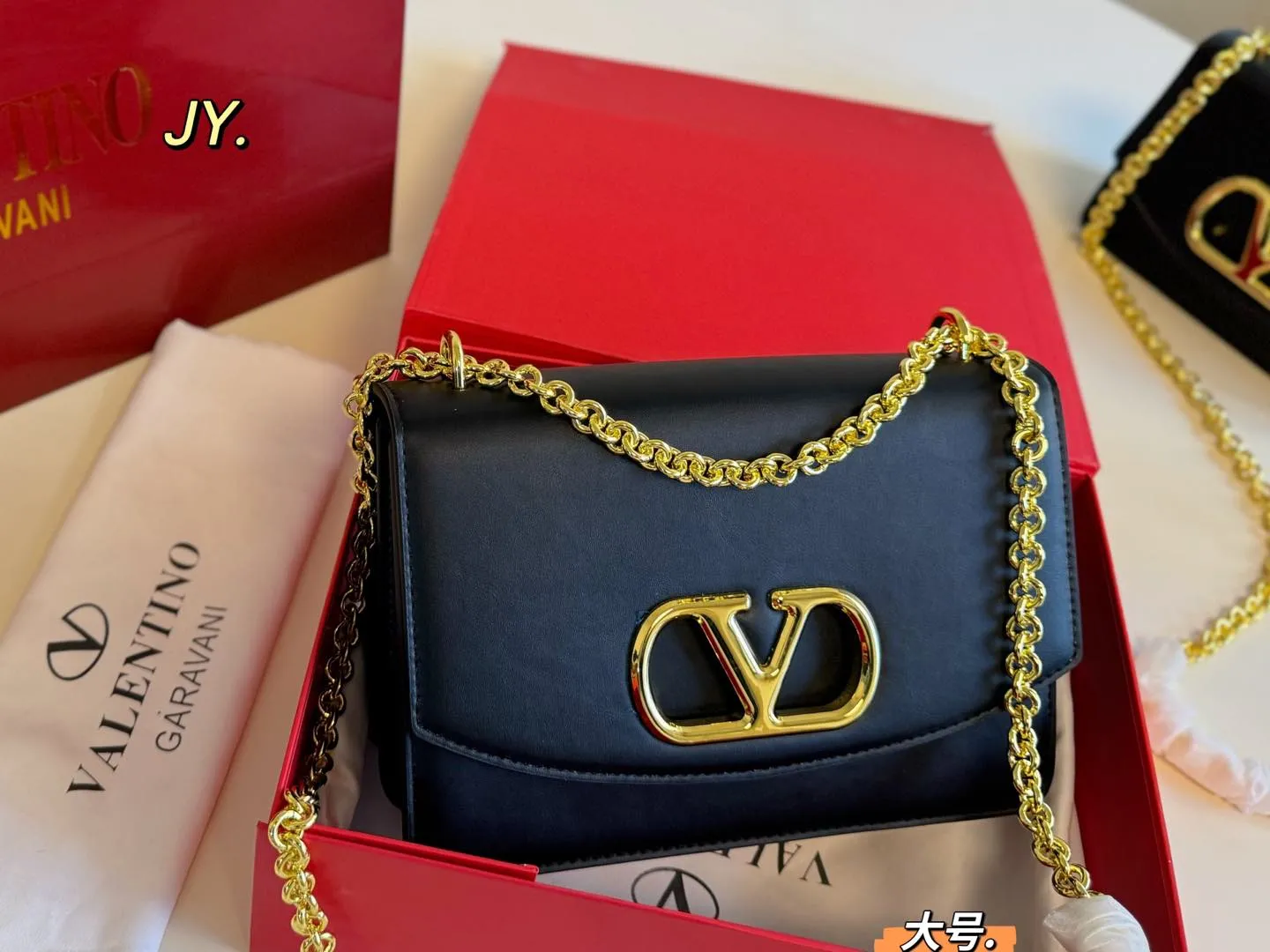 P300 large size P290 small size (folding box) size: 24×16 large size 20×13 small size Valentino Valentino 25ss VAIN chain accordion bag, retro hollow logo, modern style, eye-catching and textured, with a sense of high-end. This appearance is very versatile~ The flower of wealth in the world, beautiful and generous‼ ️