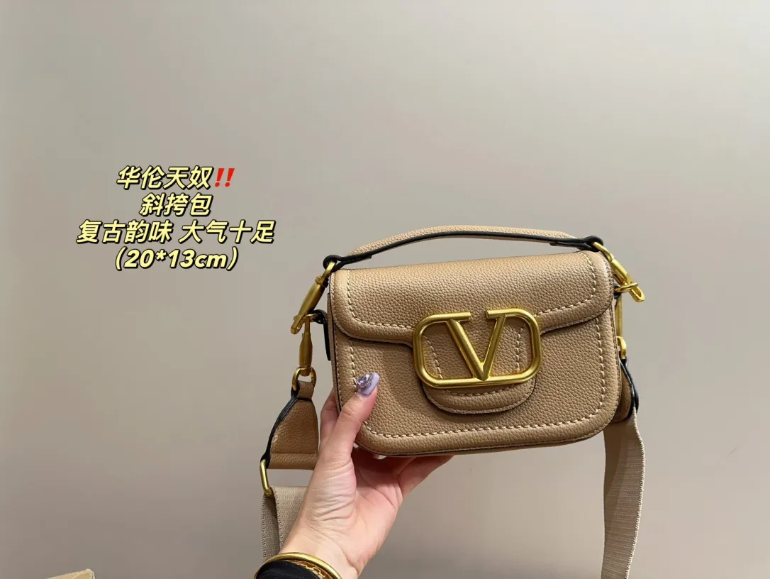 P350 comes with folding box ⚠️Size 20.13 Valentino Crossbody Bag Easily create an elegant commuting wear. Shoulder, crossbody, and hand-held are all different experiences. The calfskin material and the brand's iconic VLOGO soft sheepskin lining and brass-made accessories give the overall elegant retro charm.
