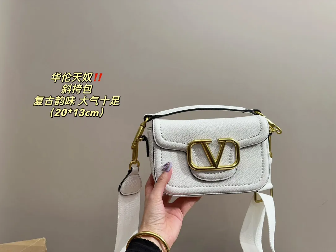 P350 comes with folding box ⚠️Size 20.13 Valentino Crossbody Bag Easily create an elegant commuting wear. Shoulder, crossbody, and hand-held are all different experiences. The calfskin material and the brand's iconic VLOGO soft sheepskin lining and brass-made accessories give the overall elegant retro charm.
