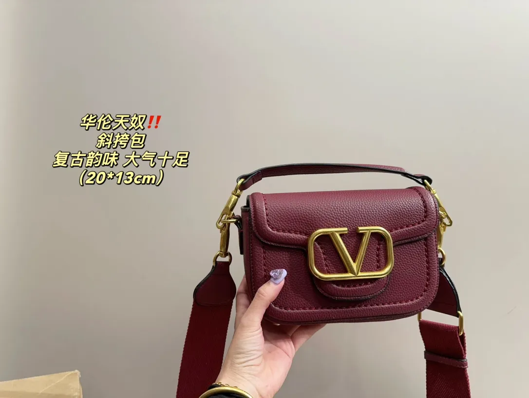 P350 comes with folding box ⚠️Size 20.13 Valentino Crossbody Bag Easily create an elegant commuting wear. Shoulder, crossbody, and hand-held are all different experiences. The calfskin material and the brand's iconic VLOGO soft sheepskin lining and brass-made accessories give the overall elegant retro charm.