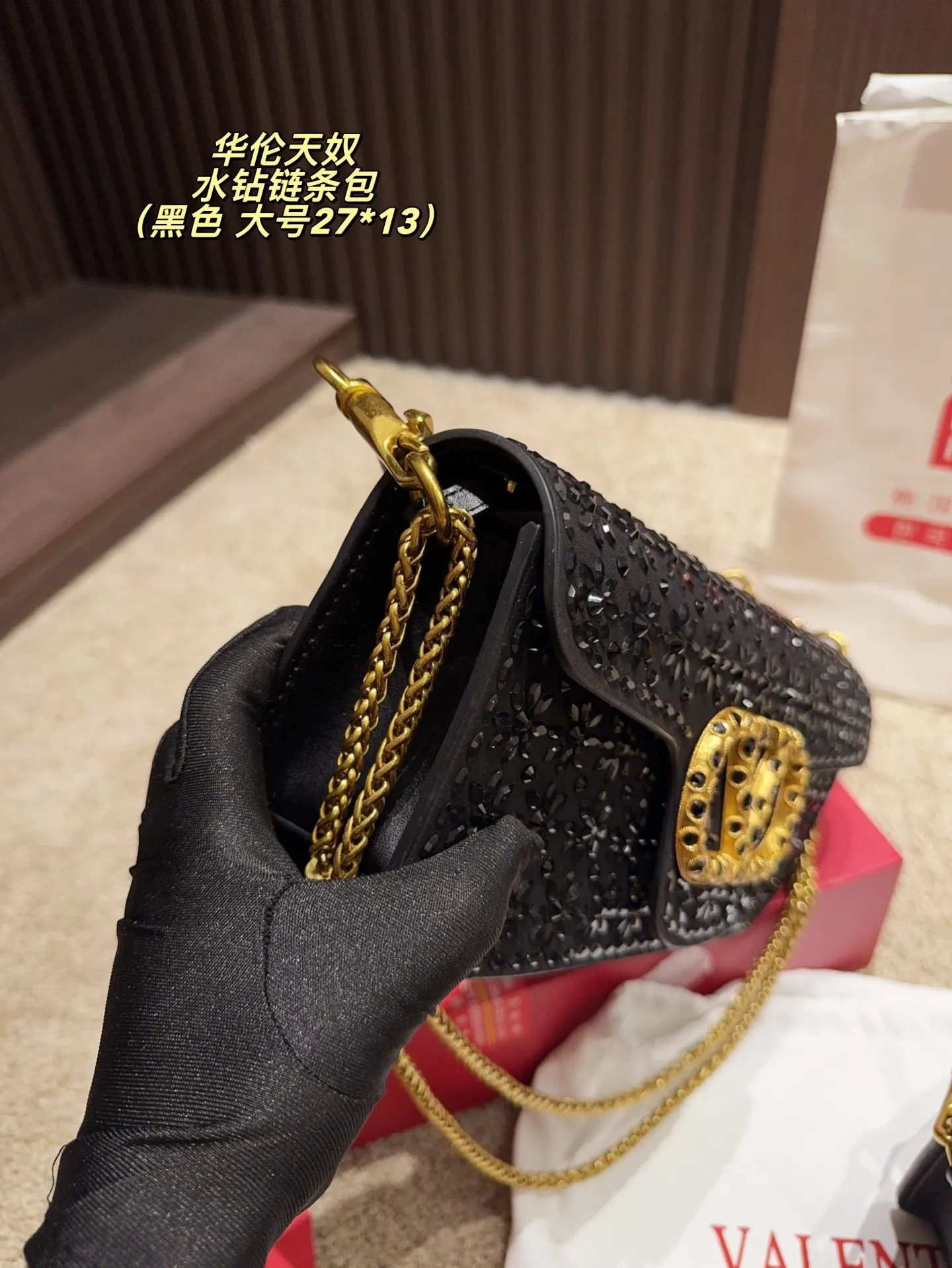 Large P400 comes with box⚠️size 27.13 Small P390 comes with box⚠️size 20.12 Valentino rhinestone chain bag Unlocks the fashion charm Can be salty or sweet The most beautiful girl on the street