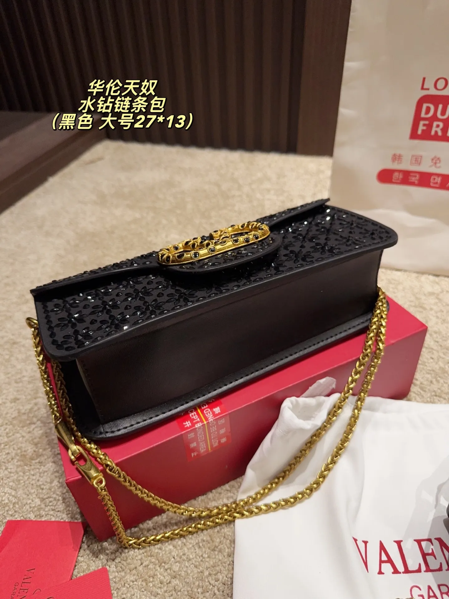 Large P400 comes with box⚠️size 27.13 Small P390 comes with box⚠️size 20.12 Valentino rhinestone chain bag Unlocks the fashion charm Can be salty or sweet The most beautiful girl on the street