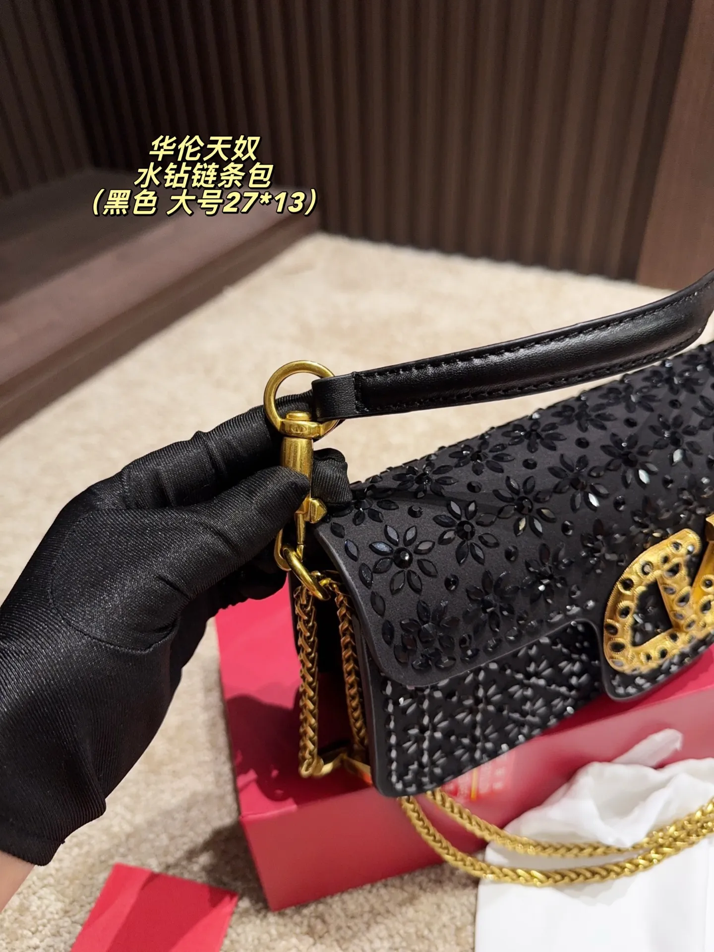 Large P400 comes with box⚠️size 27.13 Small P390 comes with box⚠️size 20.12 Valentino rhinestone chain bag Unlocks the fashion charm Can be salty or sweet The most beautiful girl on the street