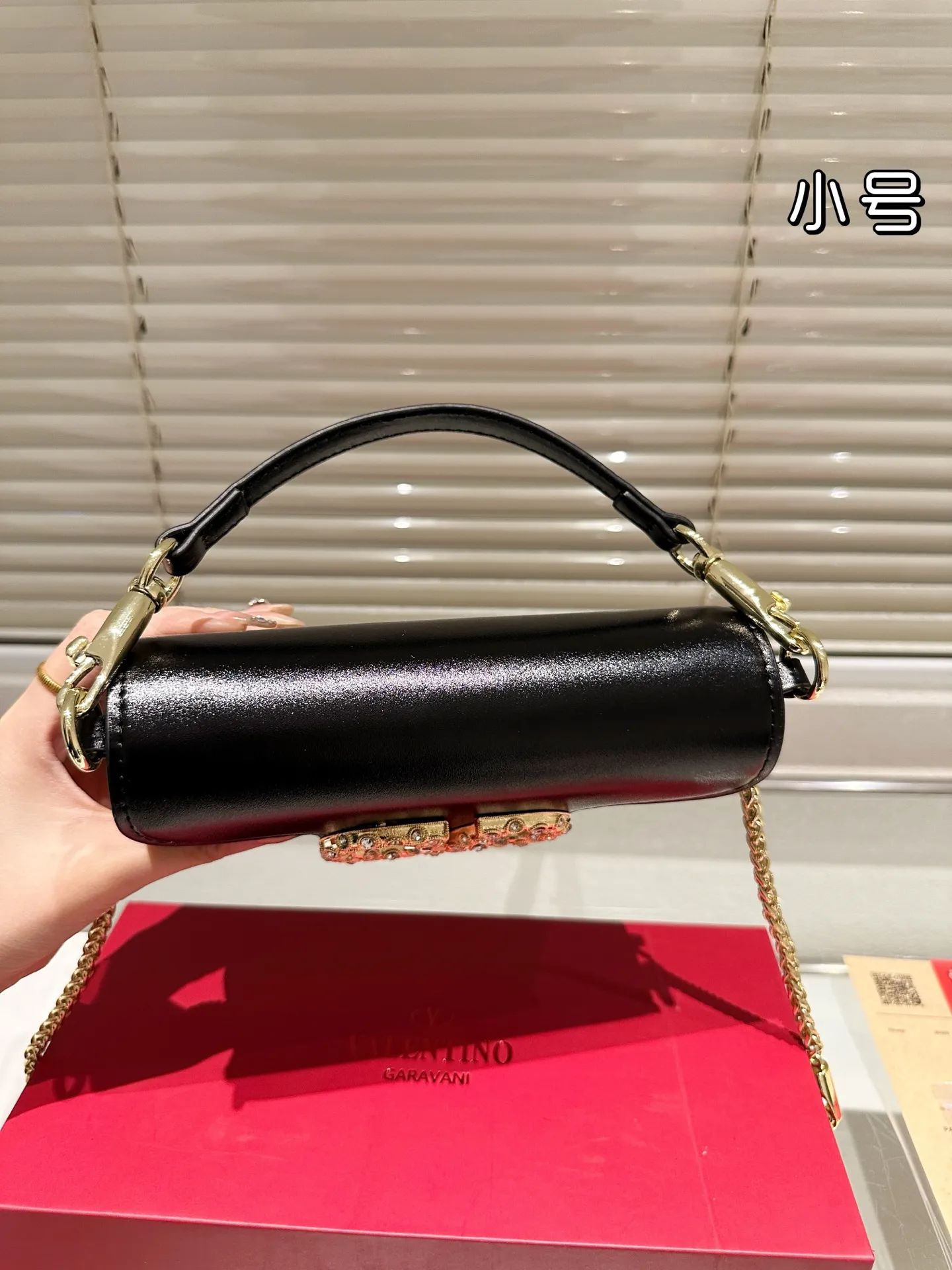 Large P310 Folding Box ⚠️Size 20.10 Valentino Loco Shoulder Bag Overflowing with Sophistication This Look Is Very Versatile No matter how you carry it, you won’t feel any pressure. Which girl can resist such a beautiful bag?