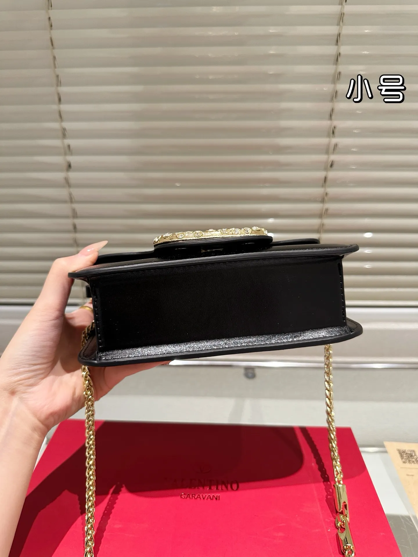 Large P310 Folding Box ⚠️Size 20.10 Valentino Loco Shoulder Bag Overflowing with Sophistication This Look Is Very Versatile No matter how you carry it, you won’t feel any pressure. Which girl can resist such a beautiful bag?