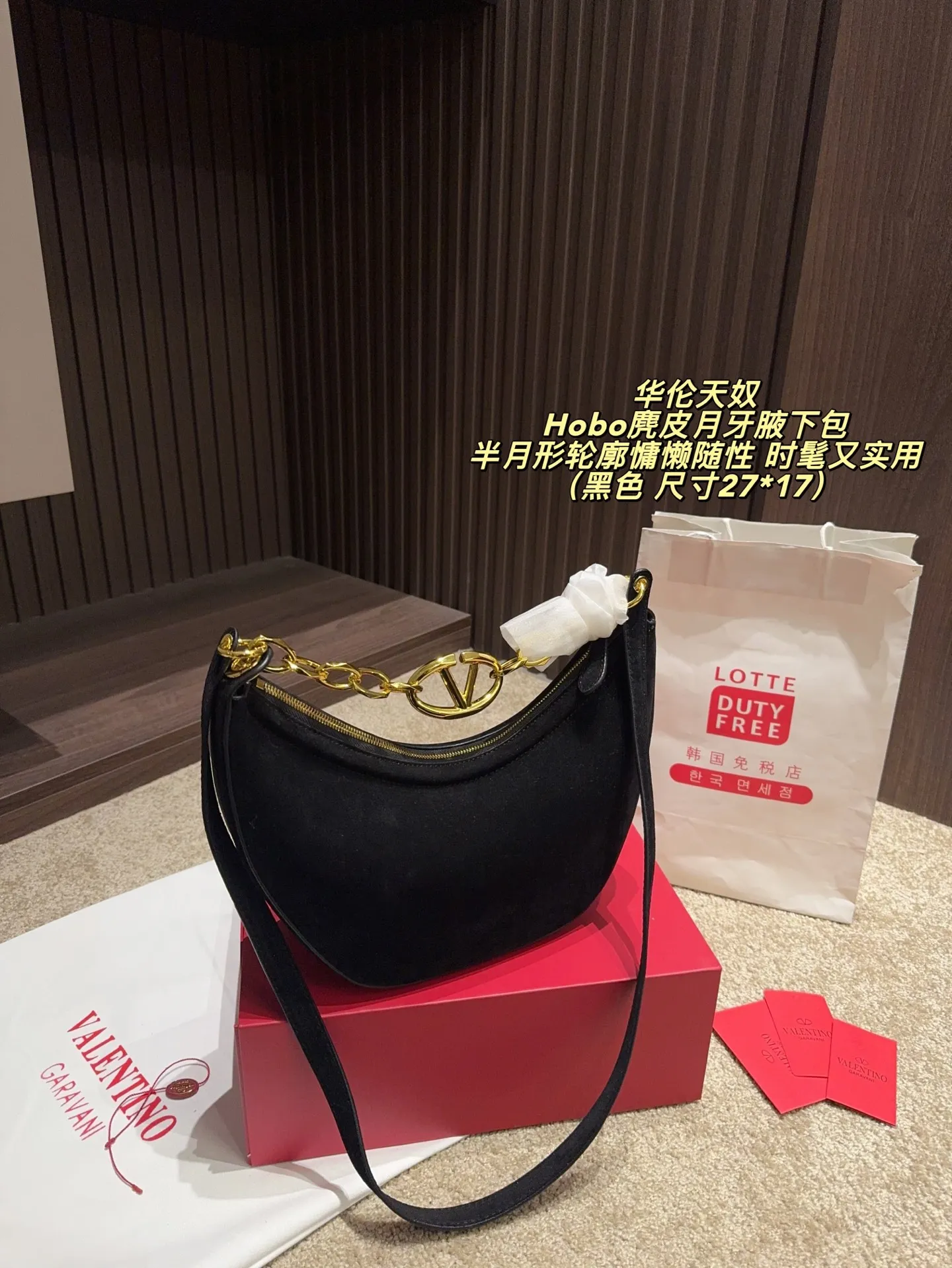 P400 comes with folding box ⚠️Size 27*17 Valentino Hobo suede crescent armpit bag Inspired by retro saddle bags, the suede material is super soft and the half-moon silhouette is lazy and casual. The golden VLogo chain on the shoulder strap is super eye-catching and highly recognizable! The capacity is just right and can be easily used for daily outings or dates. It is fashionable and practical.