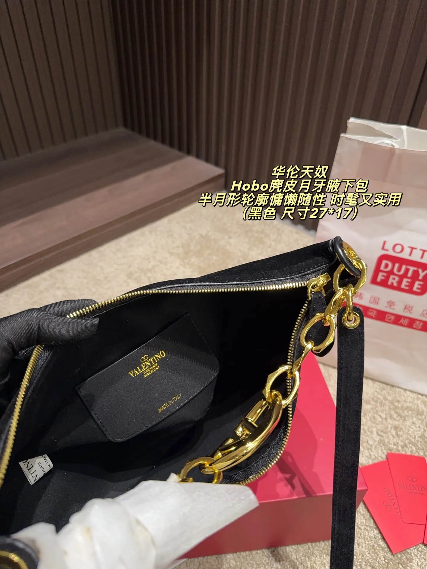 P400 comes with folding box ⚠️Size 27*17 Valentino Hobo suede crescent armpit bag Inspired by retro saddle bags, the suede material is super soft and the half-moon silhouette is lazy and casual. The golden VLogo chain on the shoulder strap is super eye-catching and highly recognizable! The capacity is just right and can be easily used for daily outings or dates. It is fashionable and practical.