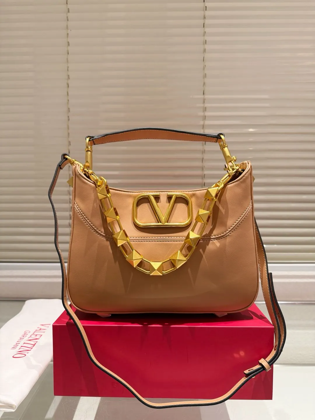 P400 Comes with box ⚠️Size 28.22 Valentino VSLING handbag Unlocks fashion charm Can be salty or sweet The most beautiful girl on the street