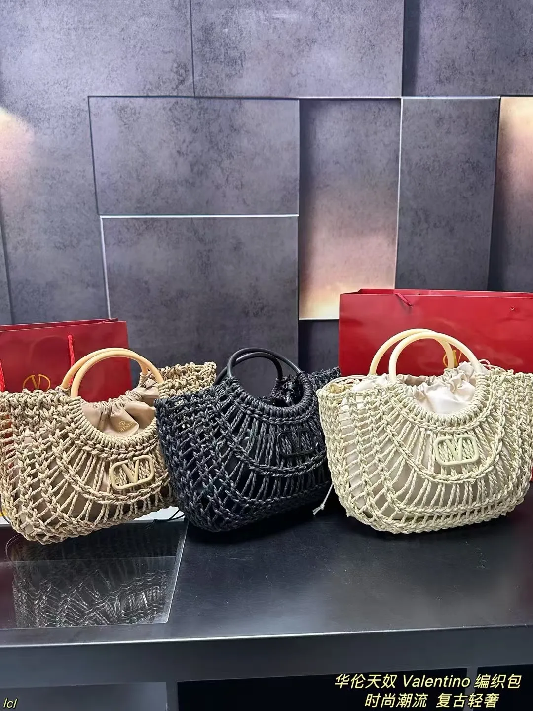 P270 with box Valentino Valentino woven bag Valentino Valentino Loco is a must-have for beautiful fairies and is so good-looking. The portable shoulder bag unlocks the fashion charm. It can be salty or sweet. It is the most beautiful girl on the street. It is fashionable and lightweight, with a big Valentino logo. It is fashionable and elegant. Those who like Jimei, hurry up and get it! Size: 32*24cm