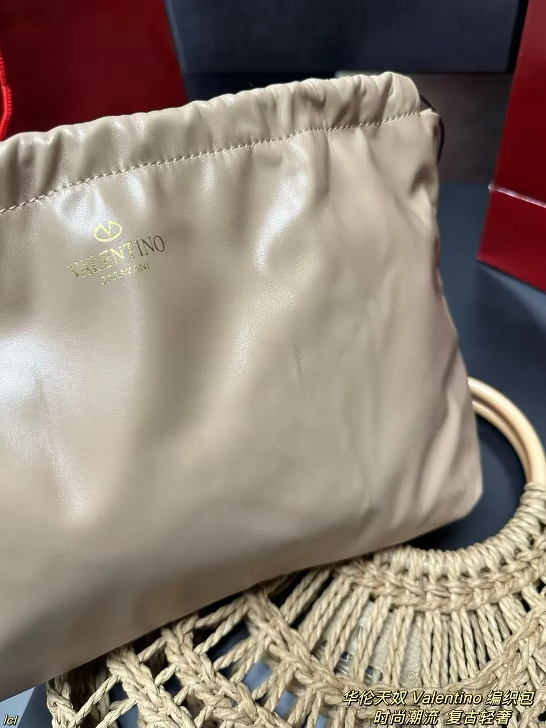 P270 with box Valentino Valentino woven bag Valentino Valentino Loco is a must-have for beautiful fairies and is so good-looking. The portable shoulder bag unlocks the fashion charm. It can be salty or sweet. It is the most beautiful girl on the street. It is fashionable and lightweight, with a big Valentino logo. It is fashionable and elegant. Those who like Jimei, hurry up and get it! Size: 32*24cm
