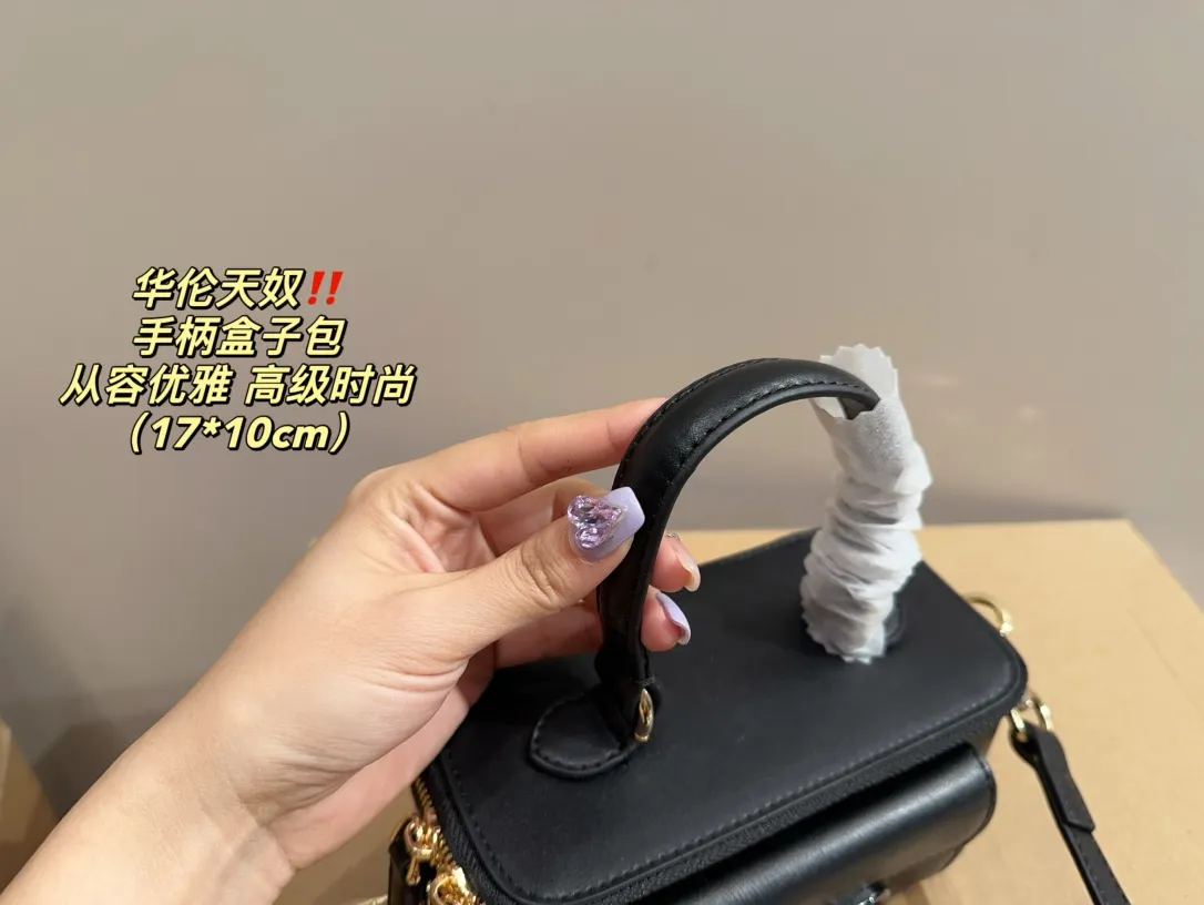 P270 comes with box ⚠️Size 17.10 Valentino handle box bag. It’s fashionable and easy to handle. It doesn’t look old-fashioned and goes well with it. And Dan’s beauty and temperament have such a high bonus~ I love this calmness and elegance.