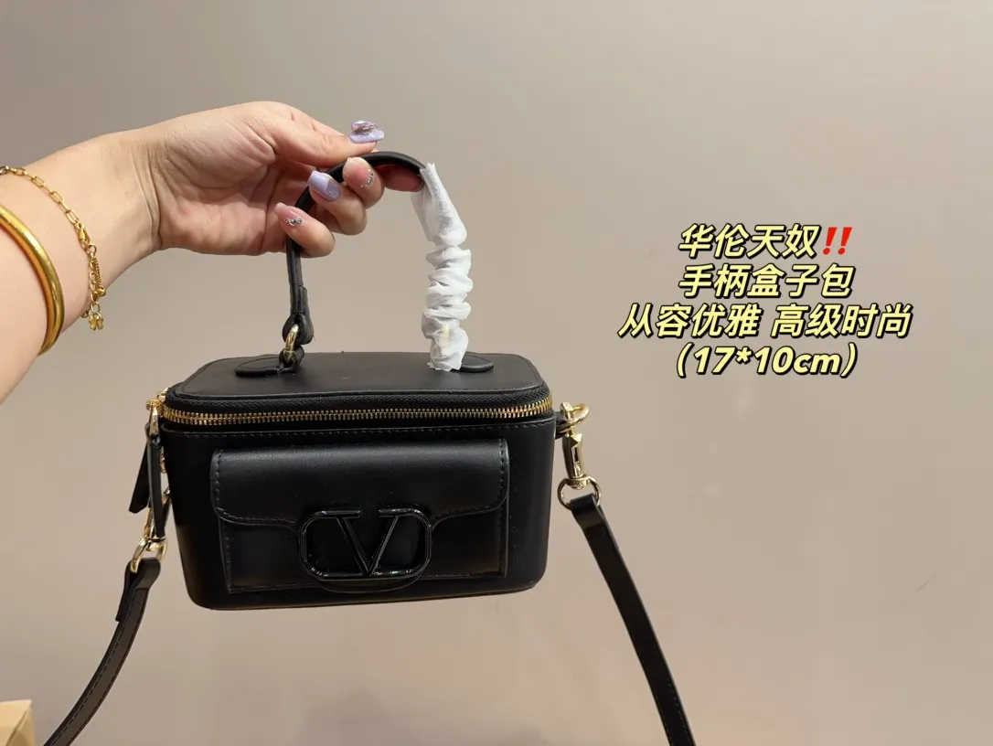 P270 comes with box ⚠️Size 17.10 Valentino handle box bag. It’s fashionable and easy to handle. It doesn’t look old-fashioned and goes well with it. And Dan’s beauty and temperament have such a high bonus~ I love this calmness and elegance.
