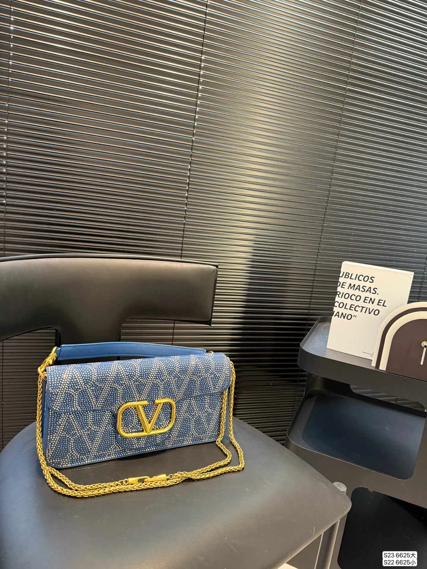 Large size P330 Small size P320 with folding box This time Valentino really went big. Favored by celebrities from all walks of life ~ The simple design is not only full of art but also exquisite. High-end sizes: Large size 28 13.5 Small size 20 11 Item No. 6625