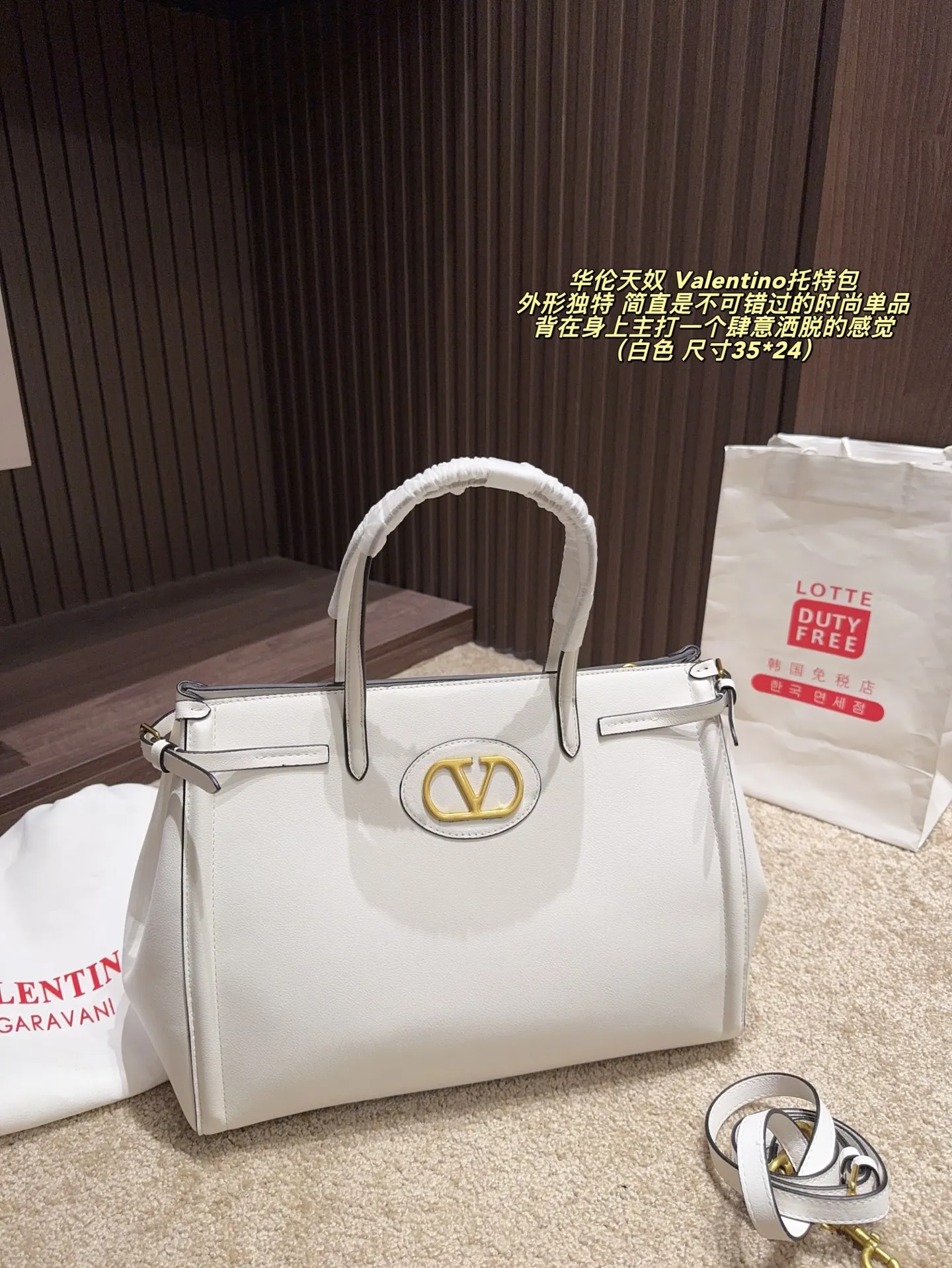 Cherry p480 without box ⚠️ size 35*24 p420 without box ⚠️ size 35*24 Valentino Tote bag has unlimited charm and unleashes your fashion attitude. It has a unique appearance and many lovely colors to choose from. It is a fashion item not to be missed. It is different from the softness of canvas bags. It gives a free and easy feeling when carried on the body. It is super textured and is loved by fashionistas.