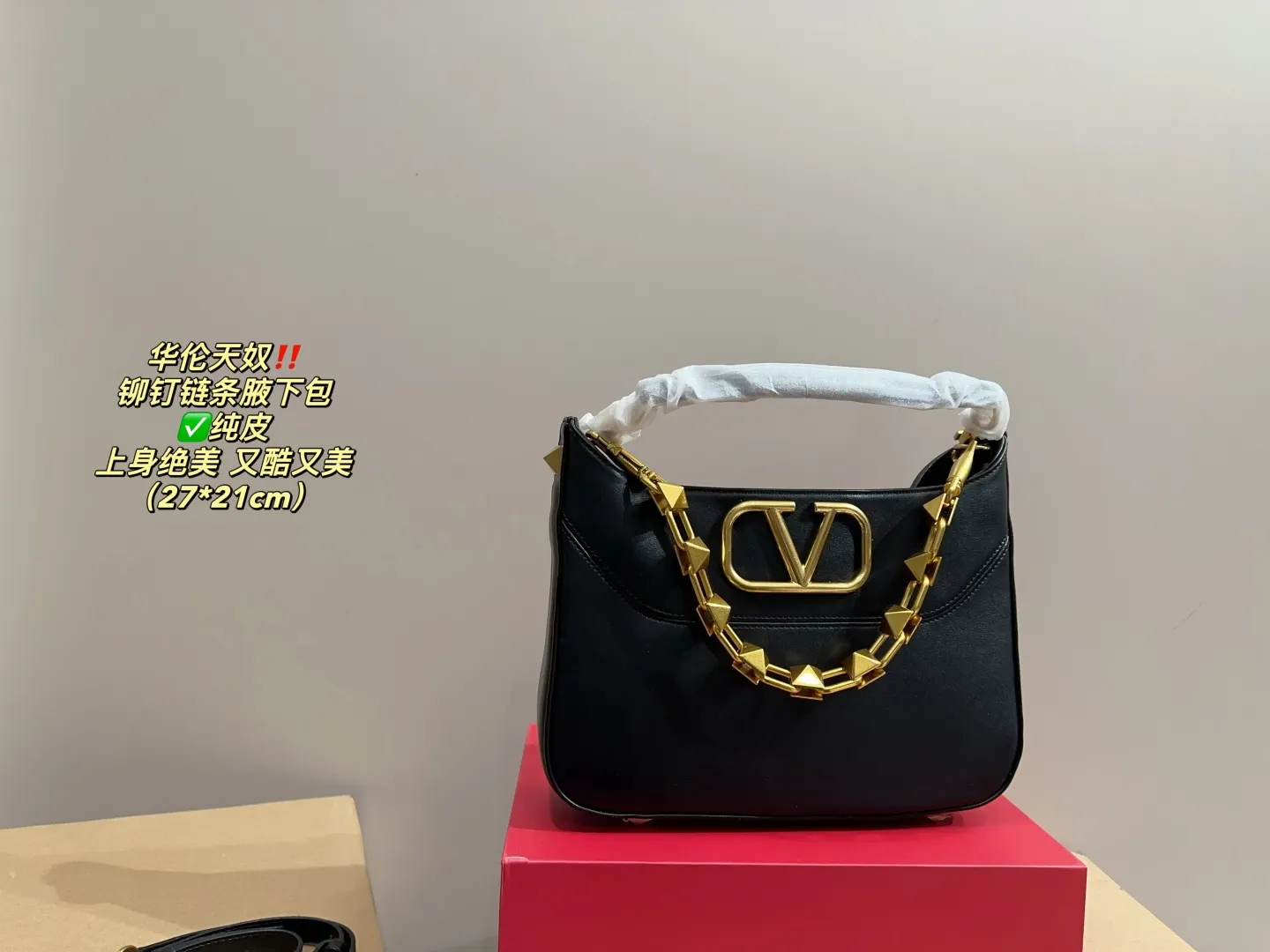 ✅Pure leather P400 with folding box⚠️Size 27.21 Valentino rivet chain armpit bag. The texture is so beautiful. The upper body is really too textured. Don’t be too attractive when shopping in daily life.