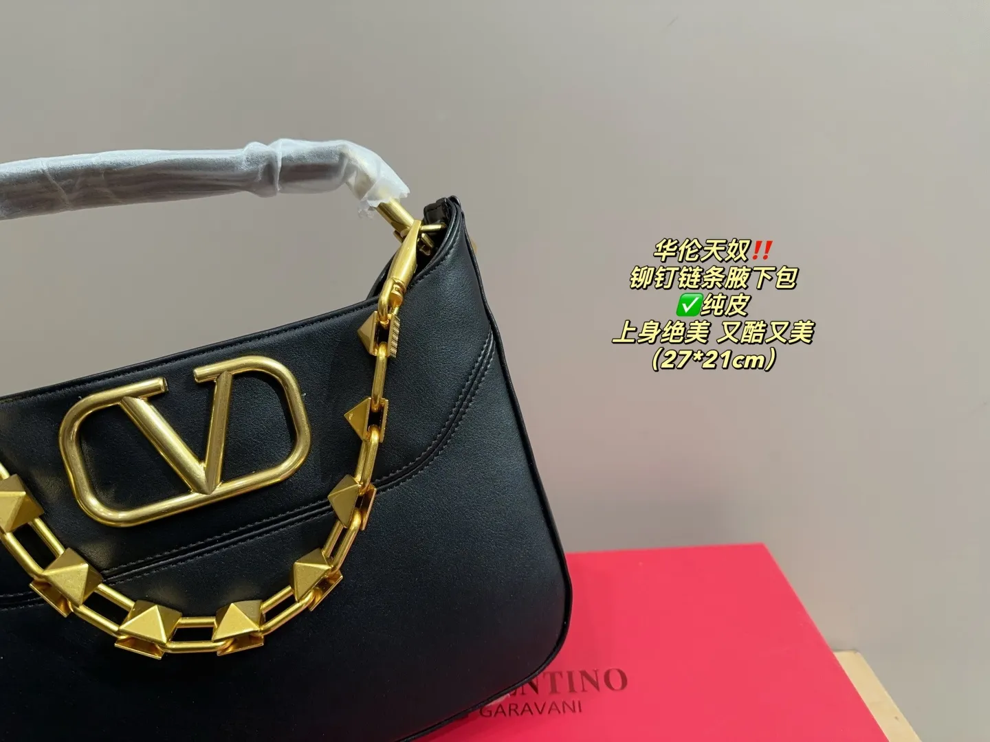 ✅Pure leather P400 with folding box⚠️Size 27.21 Valentino rivet chain armpit bag. The texture is so beautiful. The upper body is really too textured. Don’t be too attractive when shopping in daily life.
