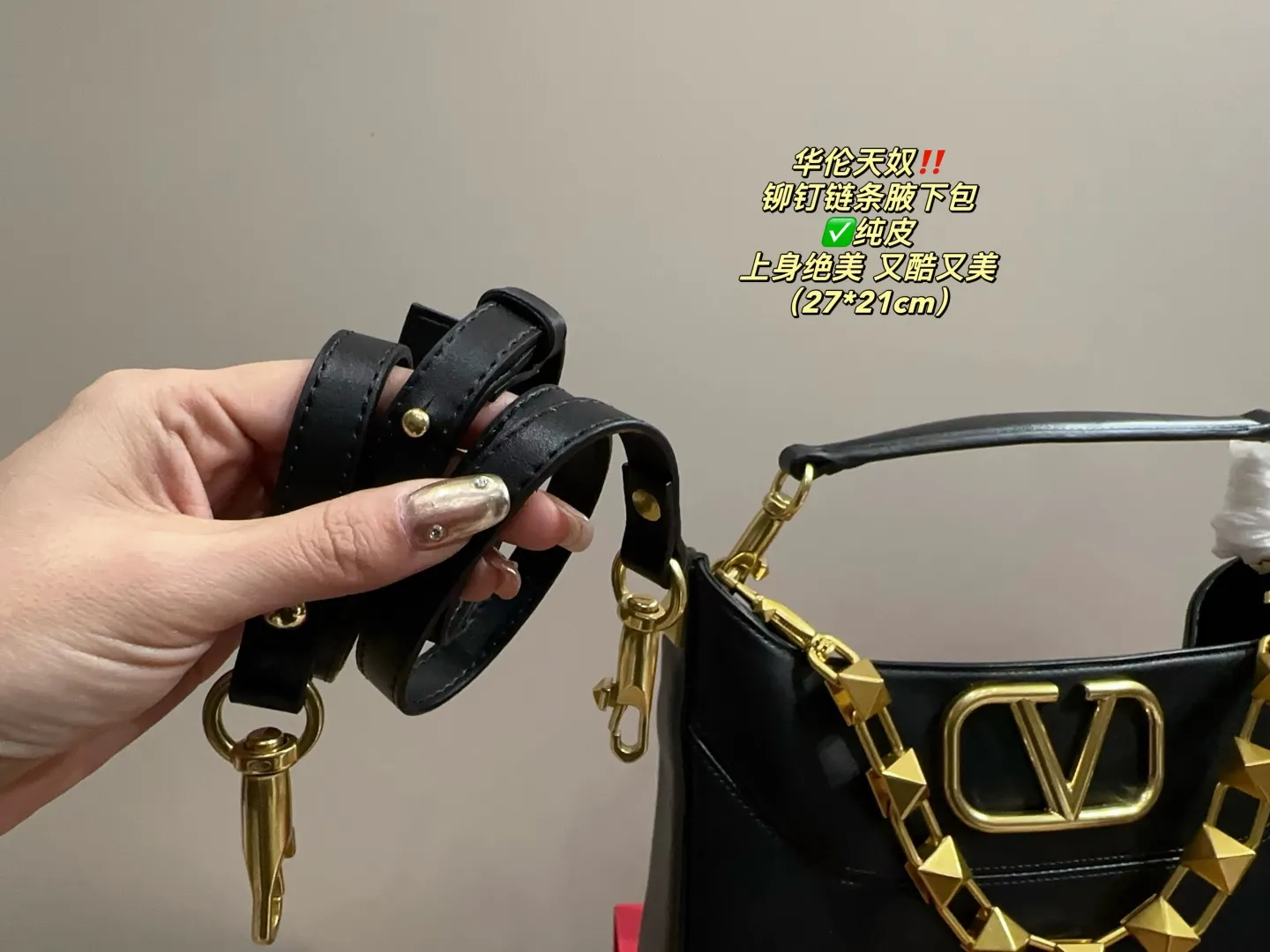 ✅Pure leather P400 with folding box⚠️Size 27.21 Valentino rivet chain armpit bag. The texture is so beautiful. The upper body is really too textured. Don’t be too attractive when shopping in daily life.