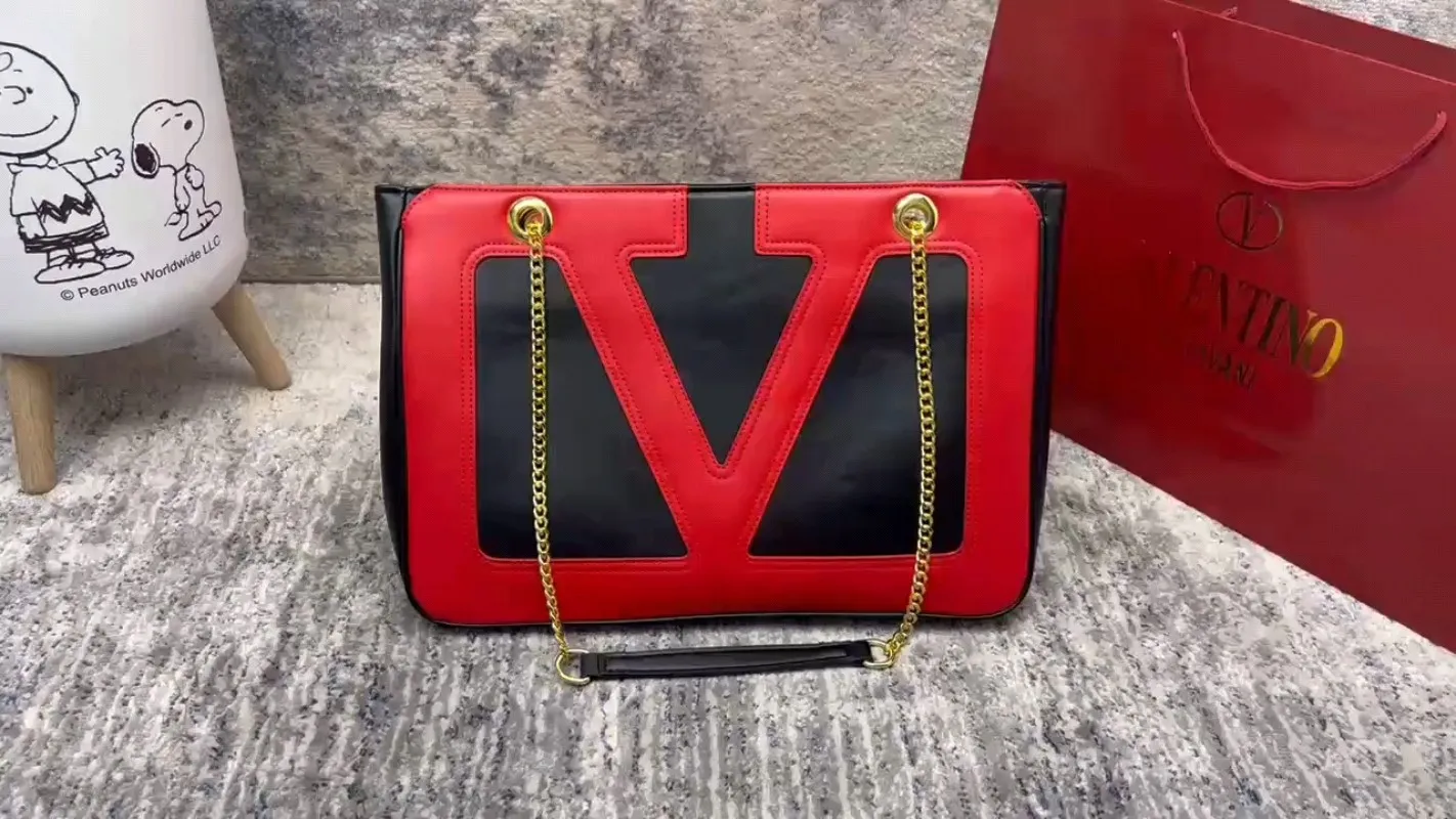 p280 Valentino Valentino ⚠️ Comes with box ⚠️ Size 37*26 VivaSuperstar meets your various needs. Its capacity is amazing. It looks flat, but it can hold a laptop. It breaks the shape of the traditional tote bag. It is made of soft lambskin, delicate and soft, and the bag body is light.