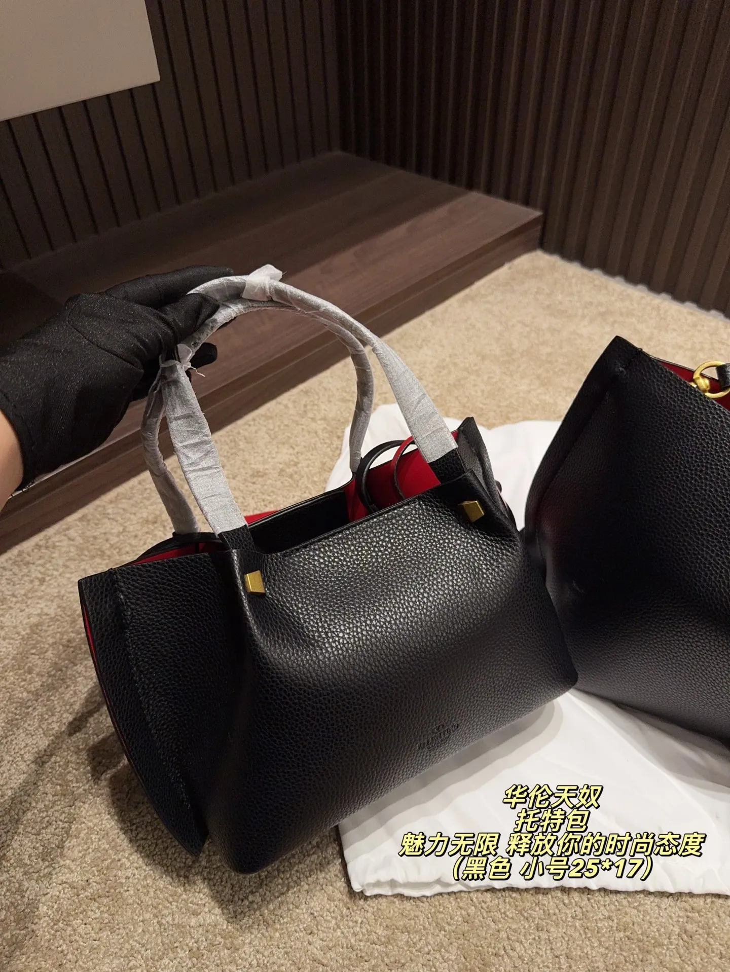 Large p380 without box ⚠️ size 37*24 Small size P370 without box ⚠️ size 25*17 Valentino tote bag has unlimited charm and unleashes your fashion attitude. It has a unique appearance and many cute colors to choose from. It is a fashion item not to be missed. It is different from the softness of canvas bags. It gives a wanton and free feeling when carried on the body. It is super textured and is loved by fashionistas.