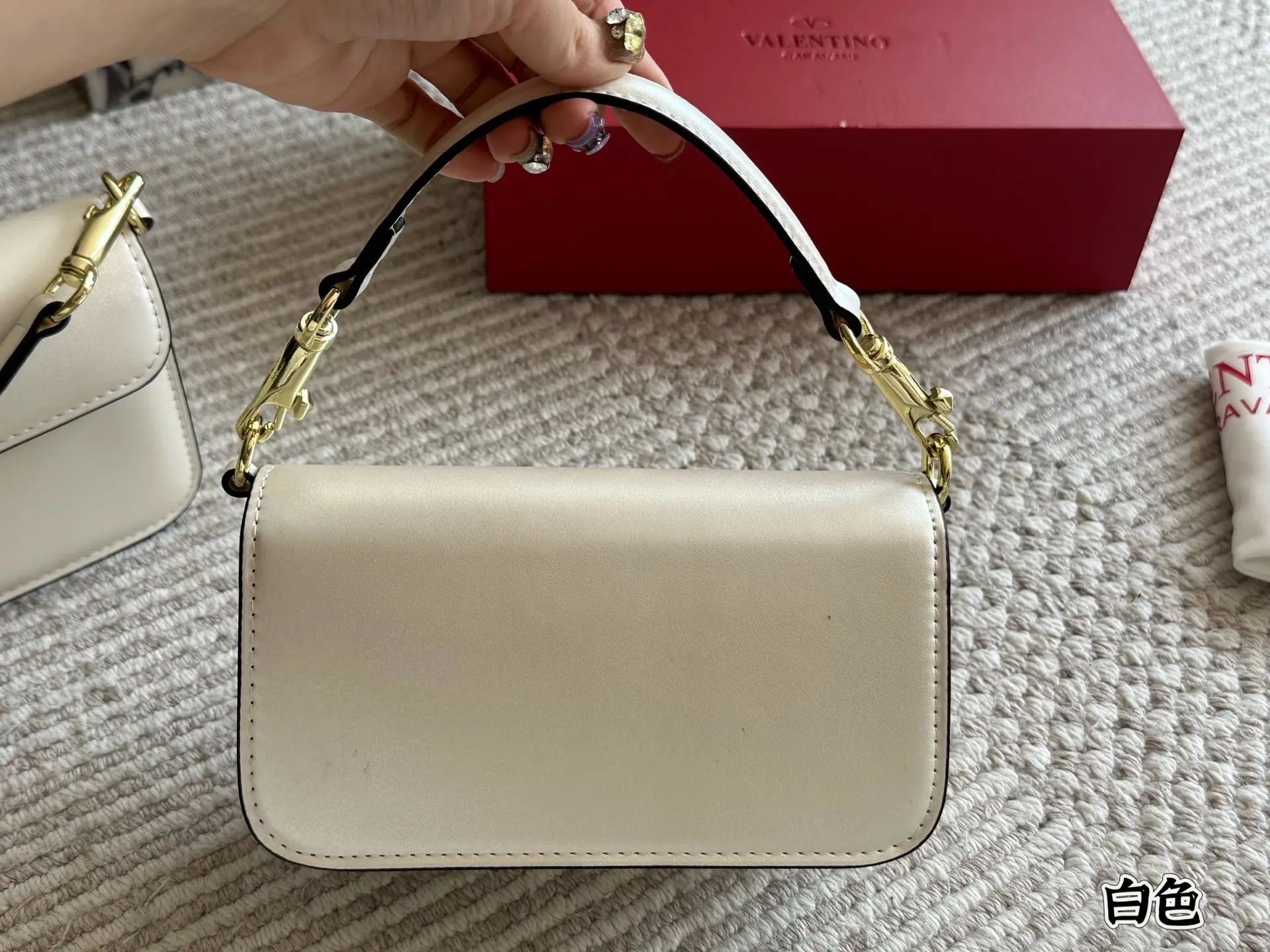 💰 320, p310 box size: 20 9cm 26 17cm Valentino new product! Who can resist this style? It’s totally okay to wear in spring, summer, autumn and winter~
