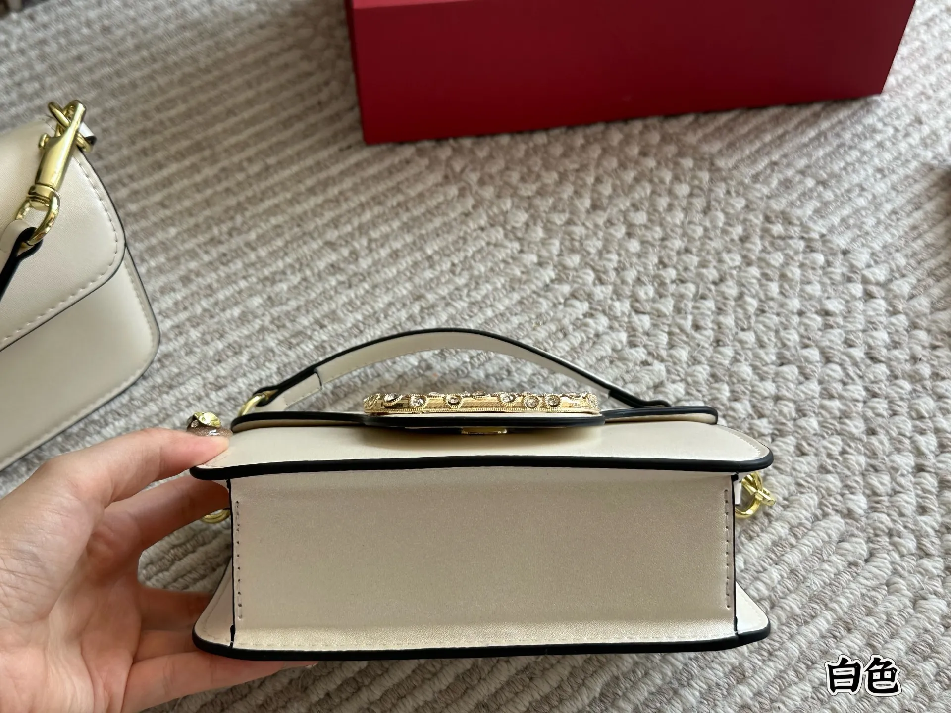 💰 320, p310 box size: 20 9cm 26 17cm Valentino new product! Who can resist this style? It’s totally okay to wear in spring, summer, autumn and winter~