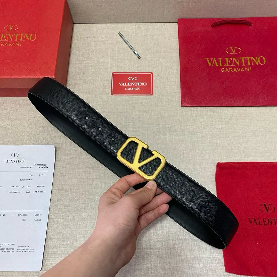 ✈️🇮🇹Brand: Valentino Valevtlo P150 ✈️🇮🇹Grade: 🚢Original private goods. First-layer cowhide, sold at counters🈶️, comparable to the genuine product! Exquisite oil edges, computer stitching, soft hand feel. No modifications in real photos. The upper body effect is super good, and the length can be cut. Comes with a full set of packaging at the counter. The first choice for gifting. Comes with eye needles. ✈️🇮🇹Button head: Guangzhou original buckle hardware ✈️🇮🇹Length: 100-125cm 3.8cm specifications ✈️🇮🇹Color: black