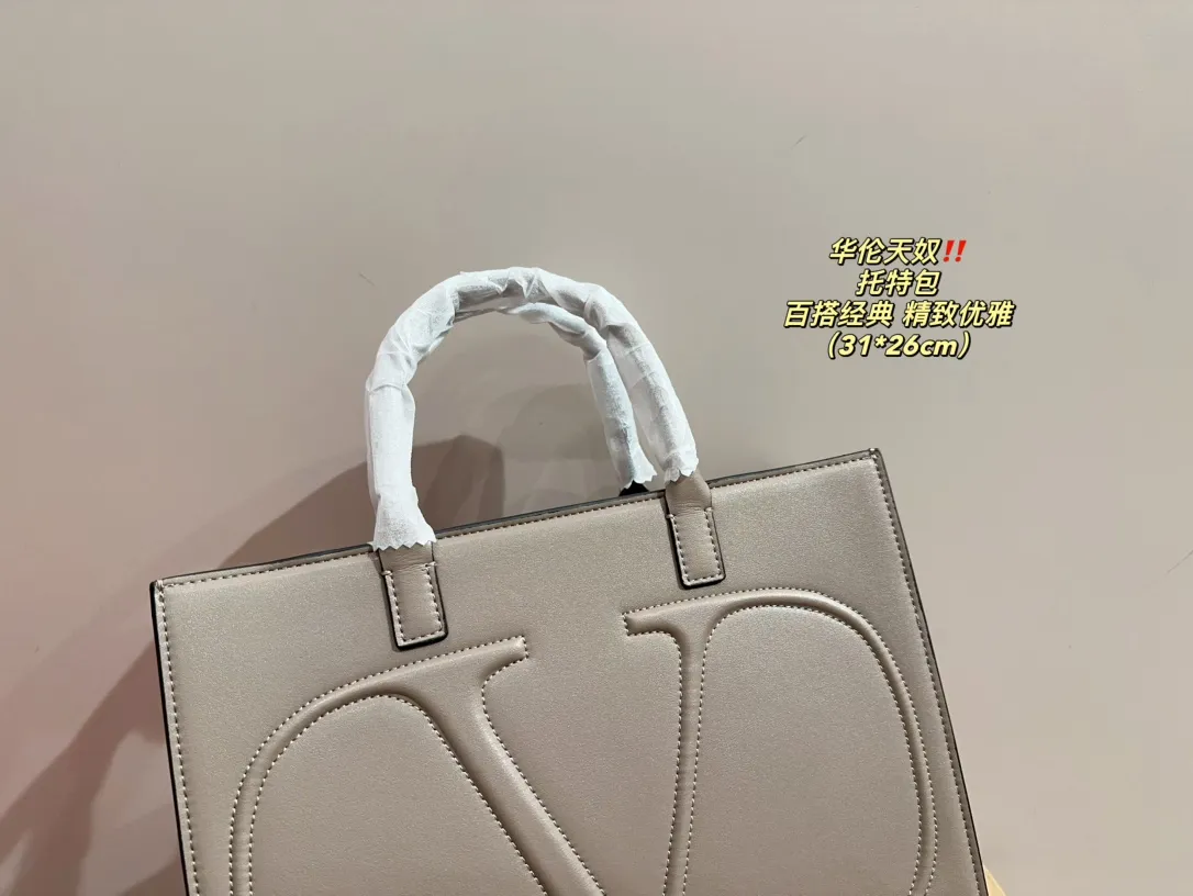 P370 comes with folding box ⚠️Size 31.26 Valentino tote bag, versatile and classic, exquisite one, really super invincible and cute, full of fairy spirit, a must-have for girls every day