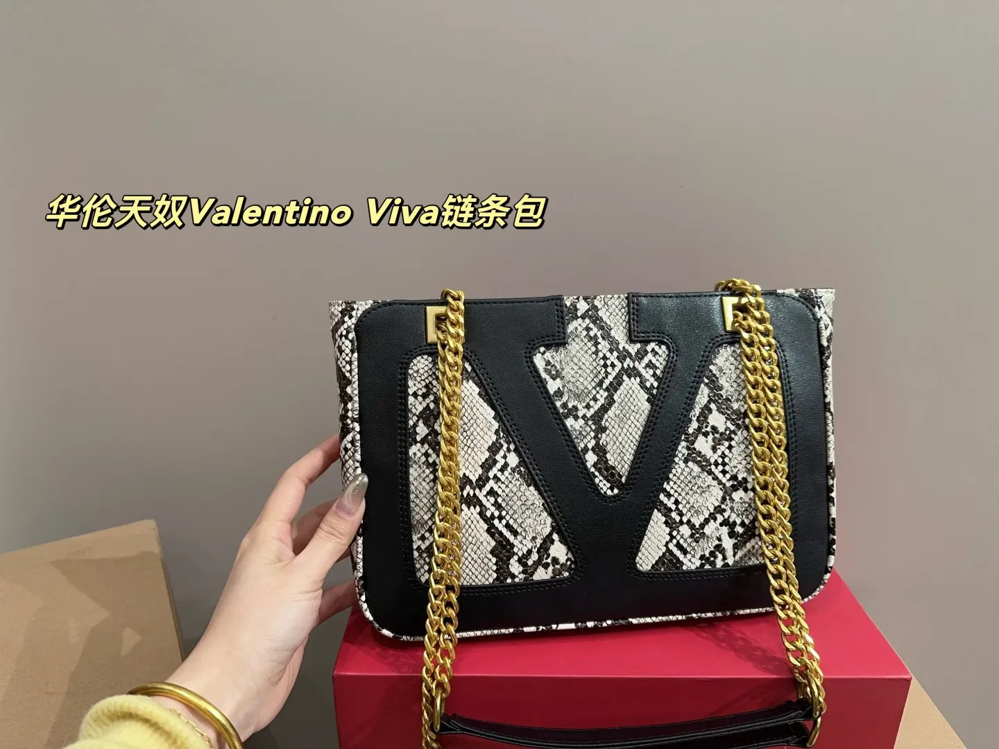 P410 with box⚠️Size 26.19 Valentino Viva chain bag