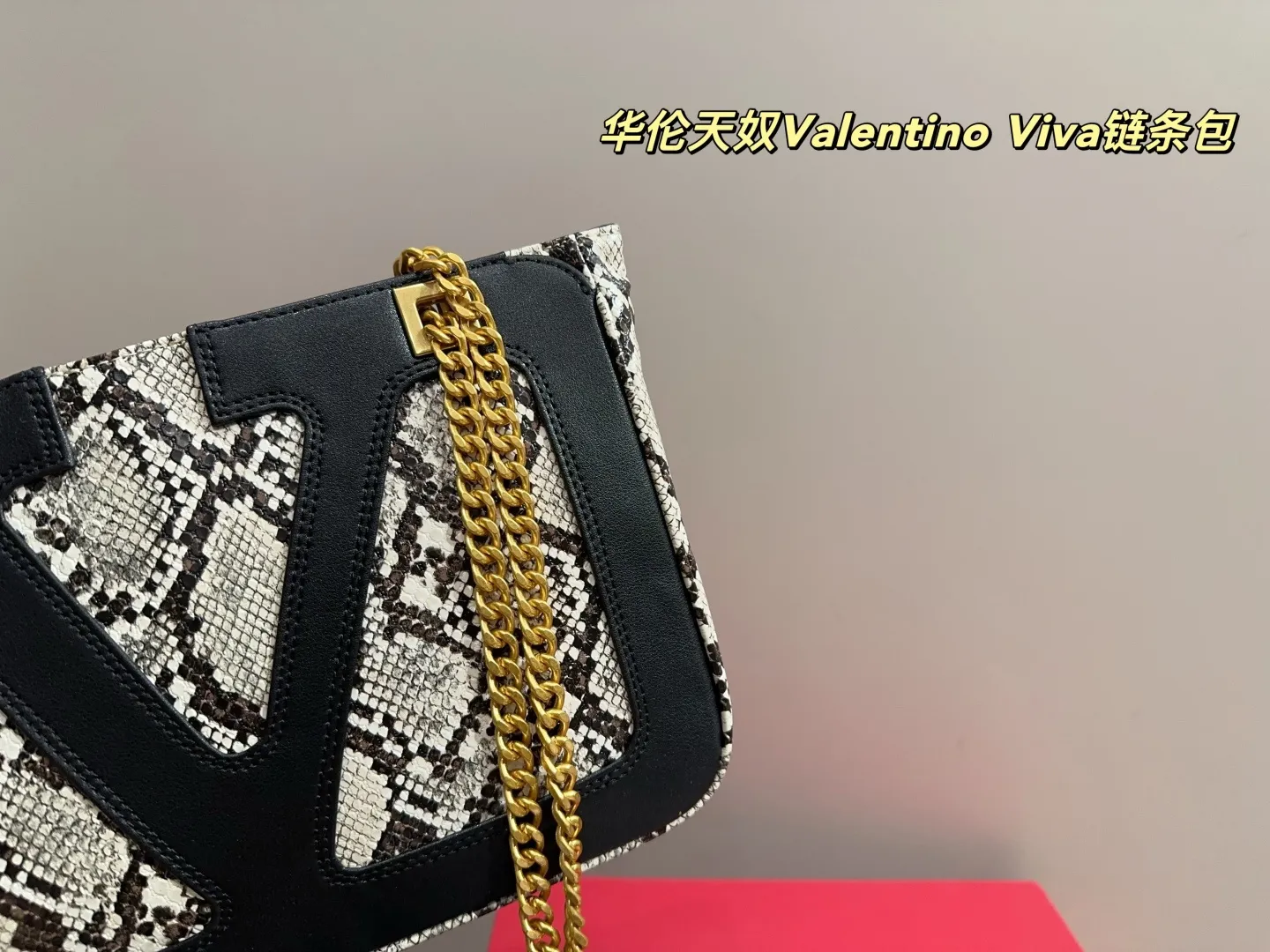 P410 with box⚠️Size 26.19 Valentino Viva chain bag