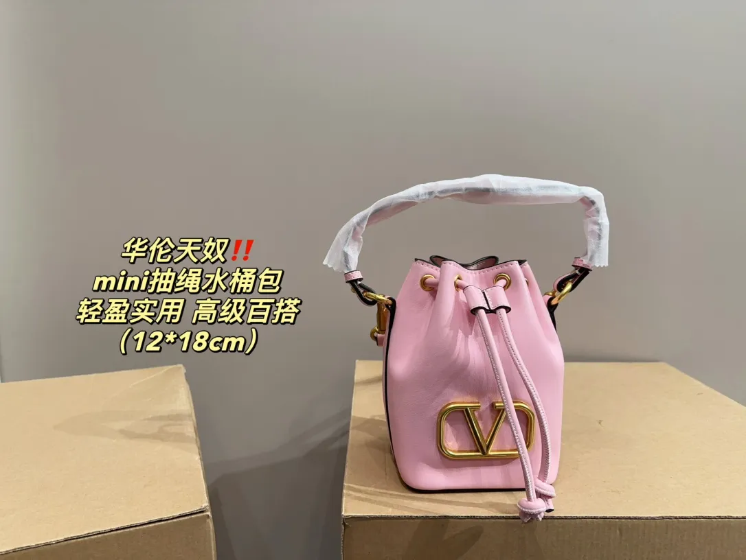 P310 comes with folding box ⚠️Size 12.18 Valentino mini drawstring bucket bag. The texture is very soft. The chain and logo are all gold. Sisters, don’t worry. This bag is very light, and I think it is very practical. It is very easy to match and the capacity is quite large. Basically, when we girls go out, we can put daily things in it. The black color with gold logo and chain looks really high-end and very attractive.