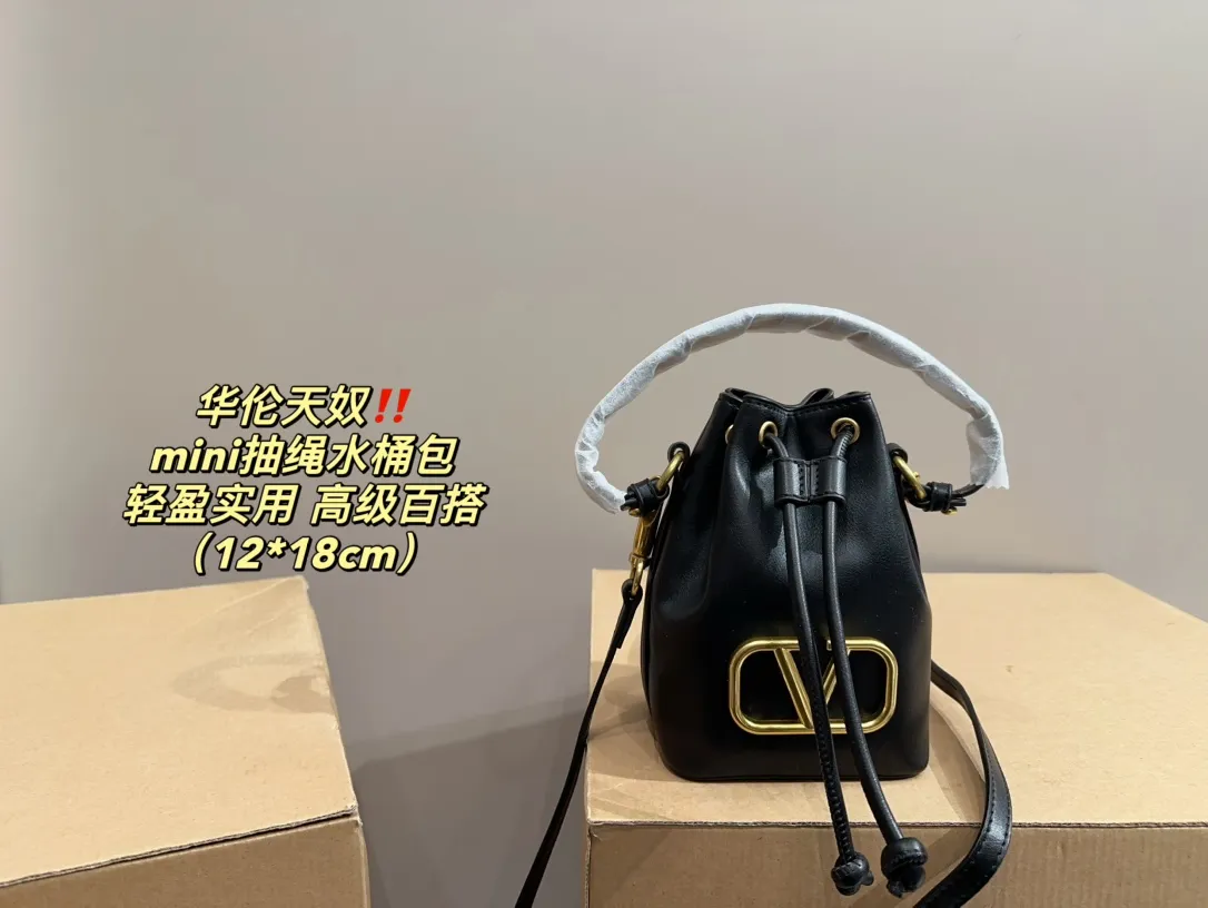 P310 comes with folding box ⚠️Size 12.18 Valentino mini drawstring bucket bag. The texture is very soft. The chain and logo are all gold. Sisters, don’t worry. This bag is very light, and I think it is very practical. It is very easy to match and the capacity is quite large. Basically, when we girls go out, we can put daily things in it. The black color with gold logo and chain looks really high-end and very attractive.