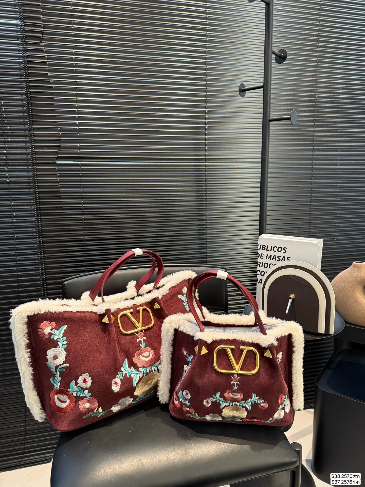 Large size P480 Small size P470 This time Valentino has really enlarged the trick. It is favored by stars from all walks of life ~ The simple design is not only full of art but also exquisite. Advanced sizes: large 37 25 small 25 20 Item number large 2570 small 2576