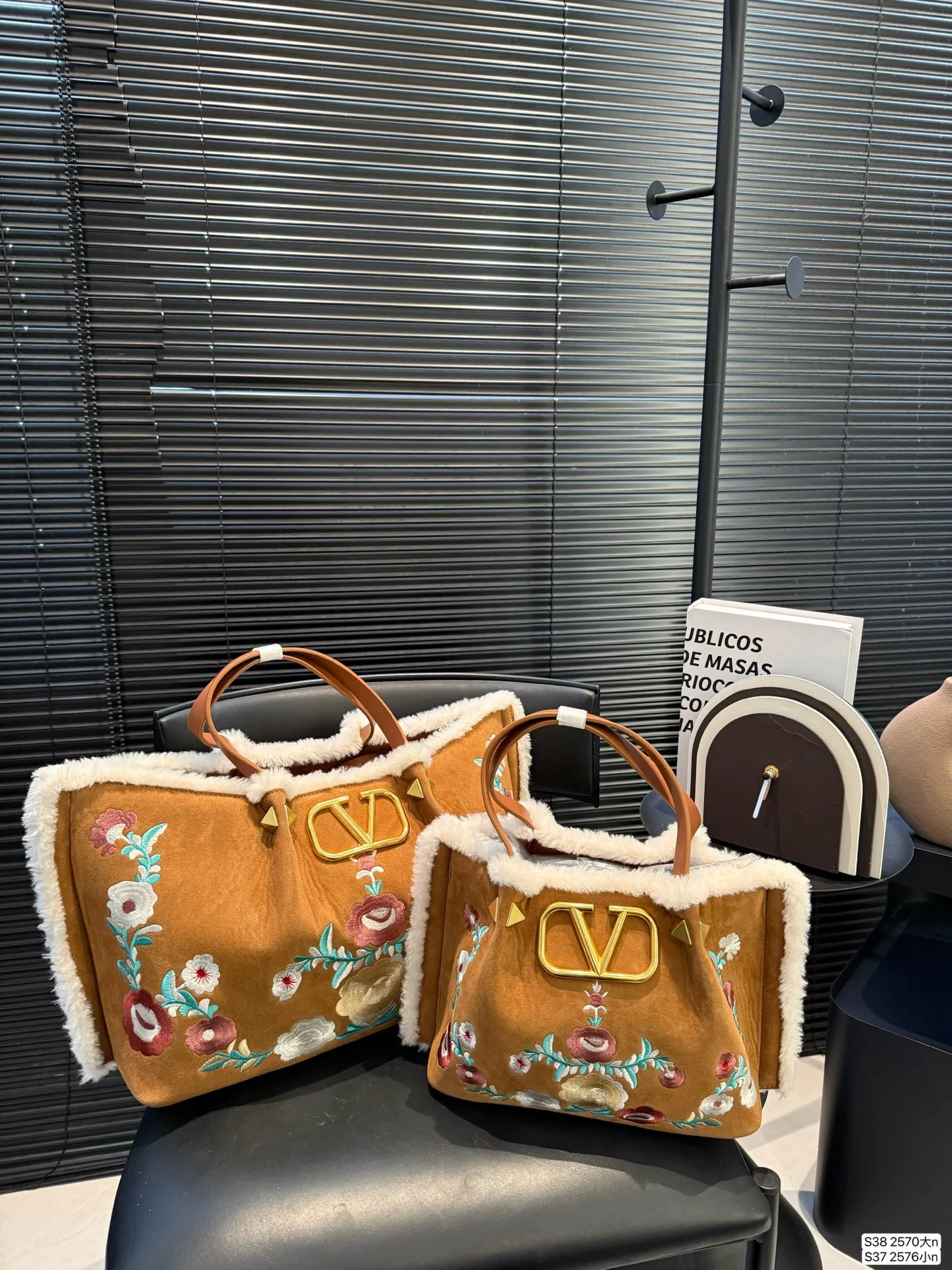 Large size P480 Small size P470 This time Valentino has really enlarged the trick. It is favored by stars from all walks of life ~ The simple design is not only full of art but also exquisite. Advanced sizes: large 37 25 small 25 20 Item number large 2570 small 2576