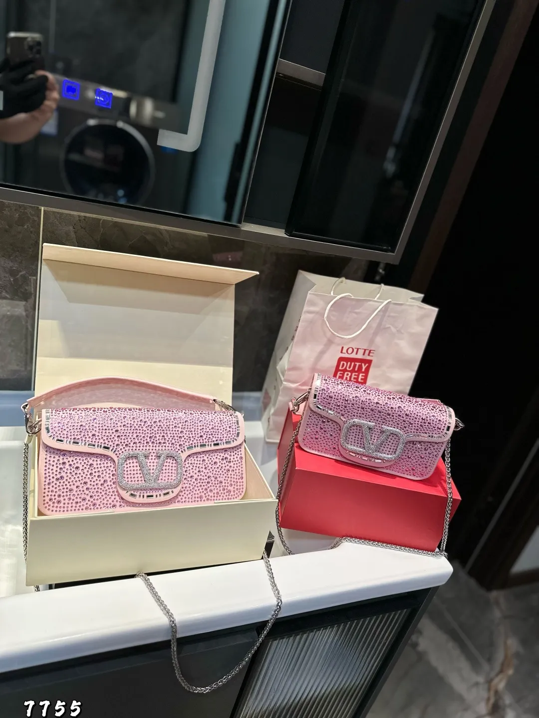 ❤️P370P360 (gift box packaging)❤️ This time Valentino has really stepped up its game. It is favored by stars from all walks of life ~ The simple design is not only full of art but also exquisite. Advanced sizes: large size 28 13.5 small size 20 11