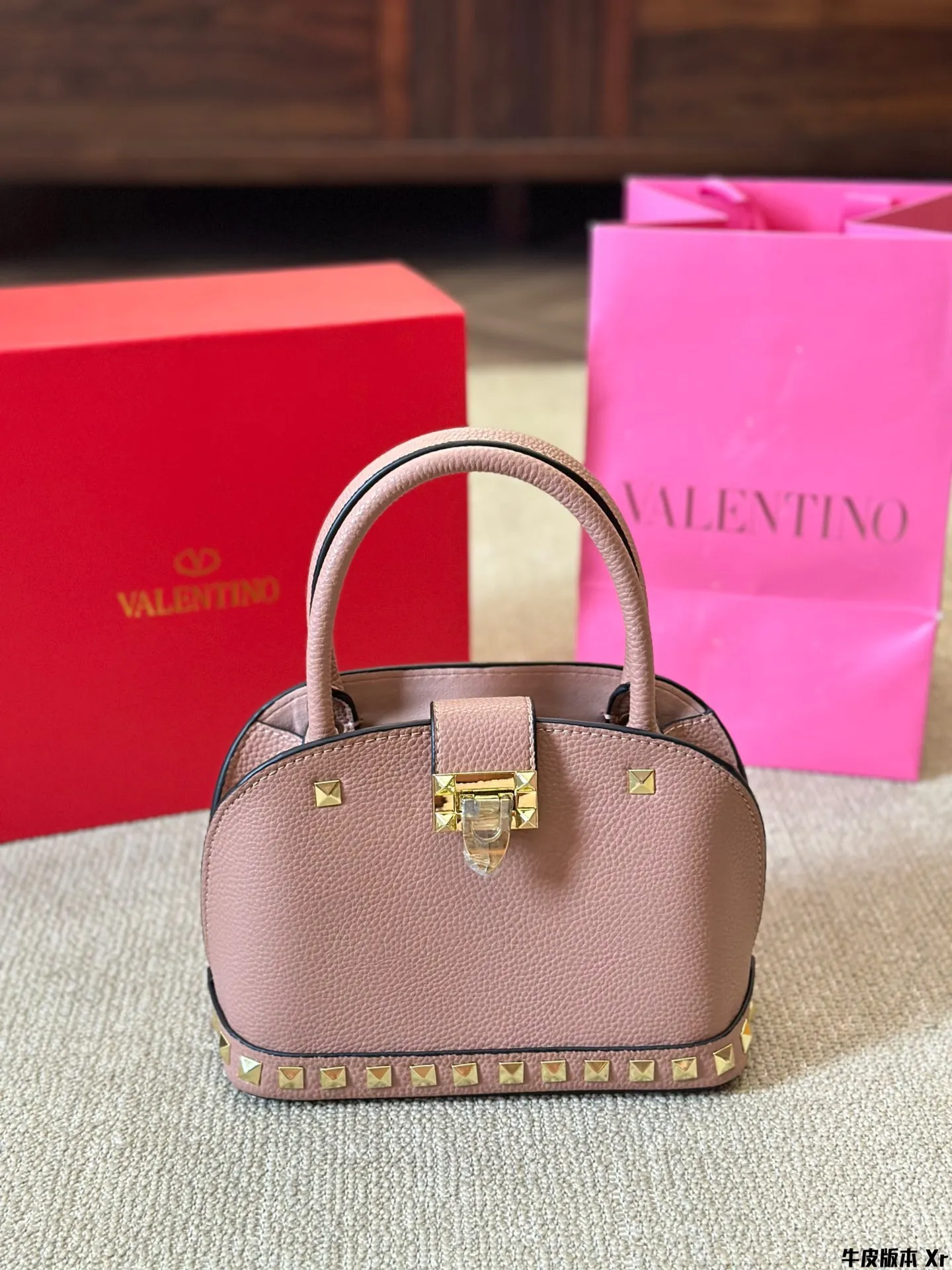 Cowhide version p370 VALENTINO Valentino women's Loco calfskin handbag crossbody bag new Rockstud Alcove accessories series iconic vlogo Signature avant-garde shape creates a unique and attractive charm. Folding gift box packaging size 22 16cm