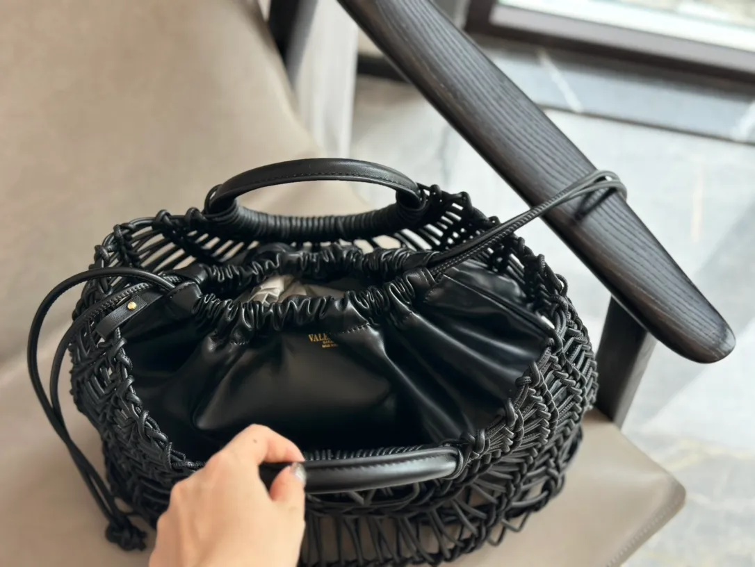 ¥540 Valentino Loco is a must-have for beautiful fairies and is so pretty. Hand-held shoulder bag unlocks fashion charm. It can be salty or sweet. The most beautiful girl on the street. Size 38 32cm. Comes with folding gift box.